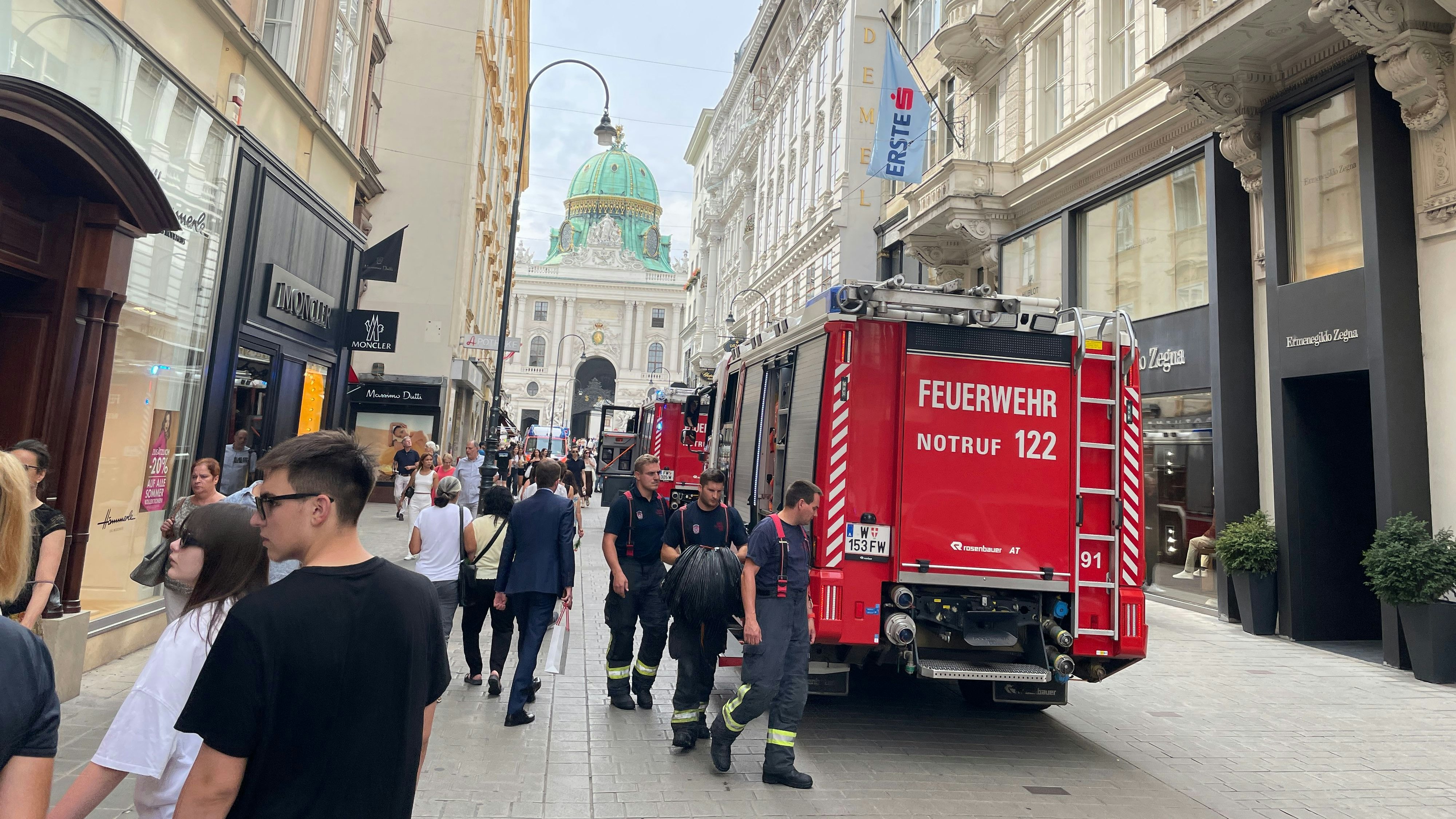 Feuerwehr vor dem Café Demel am Wiener Kohlmarkt.