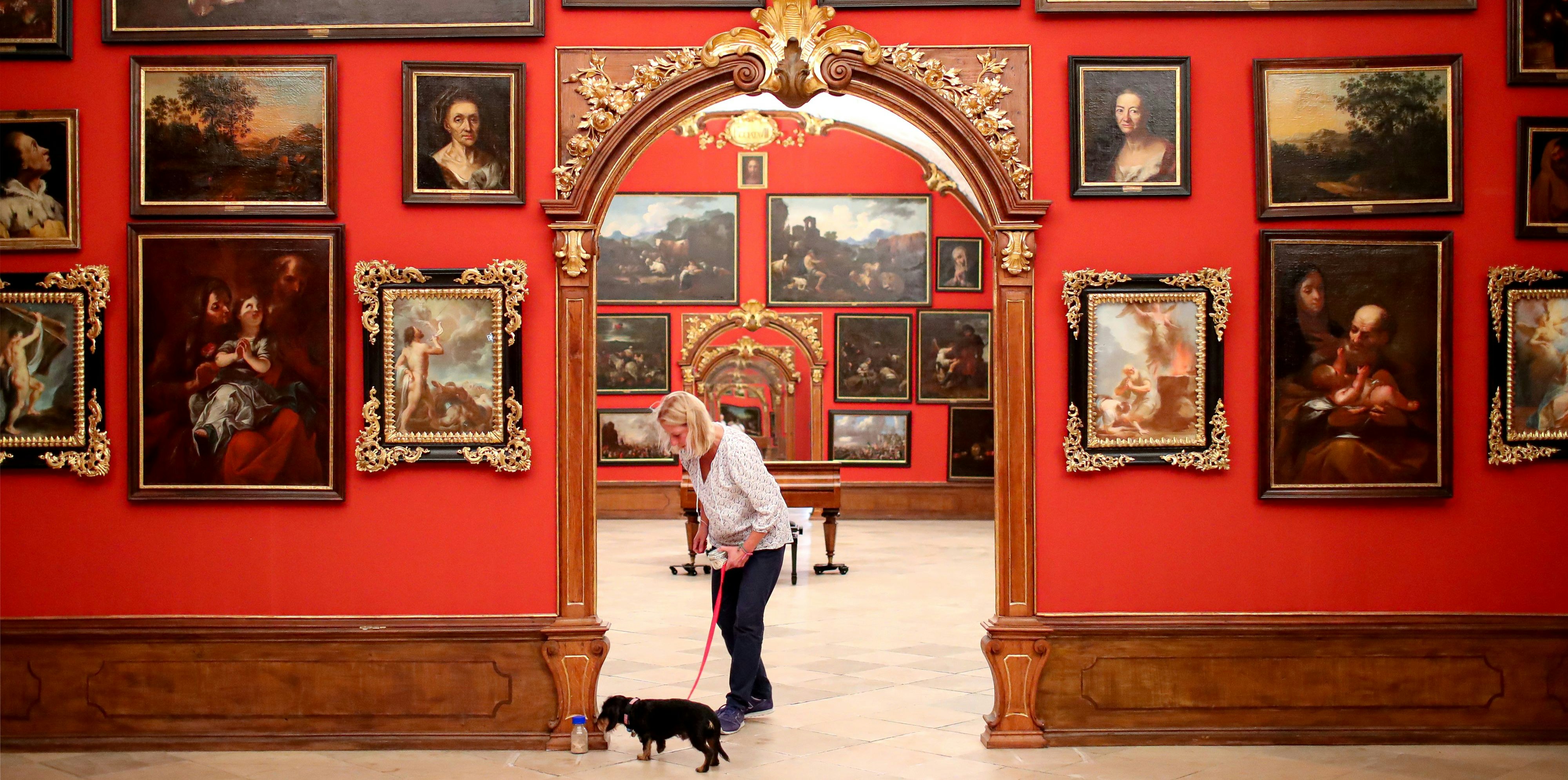 Imma Walderdorff mit der Spürnase in der Gemäldegalerie des Stifts St. Florian.