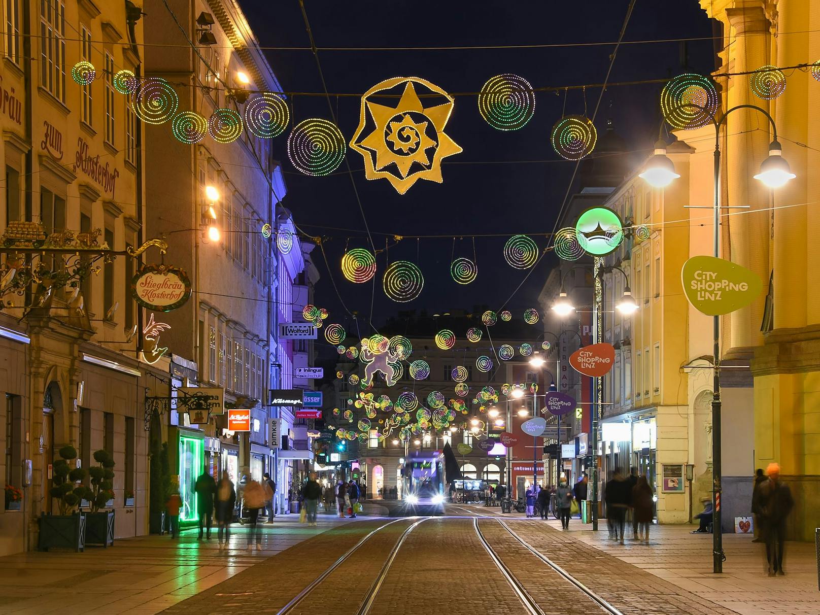 Rund 400.000 LEDs leuchten zur Weihnachtszeit in der Stadt.