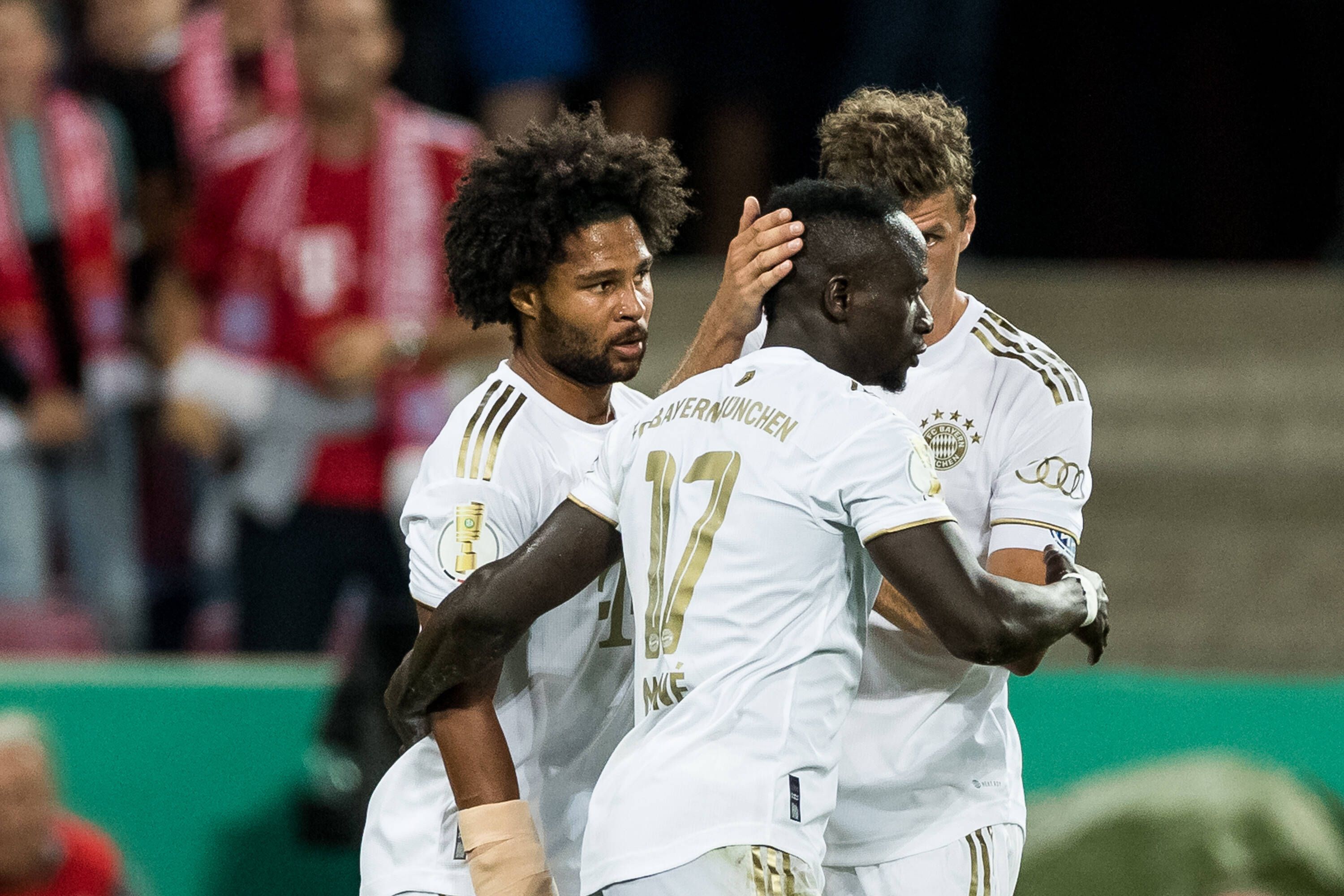 Bayern München setzt sich im DFB-Pokal gegen Viktoria Köln durch. 