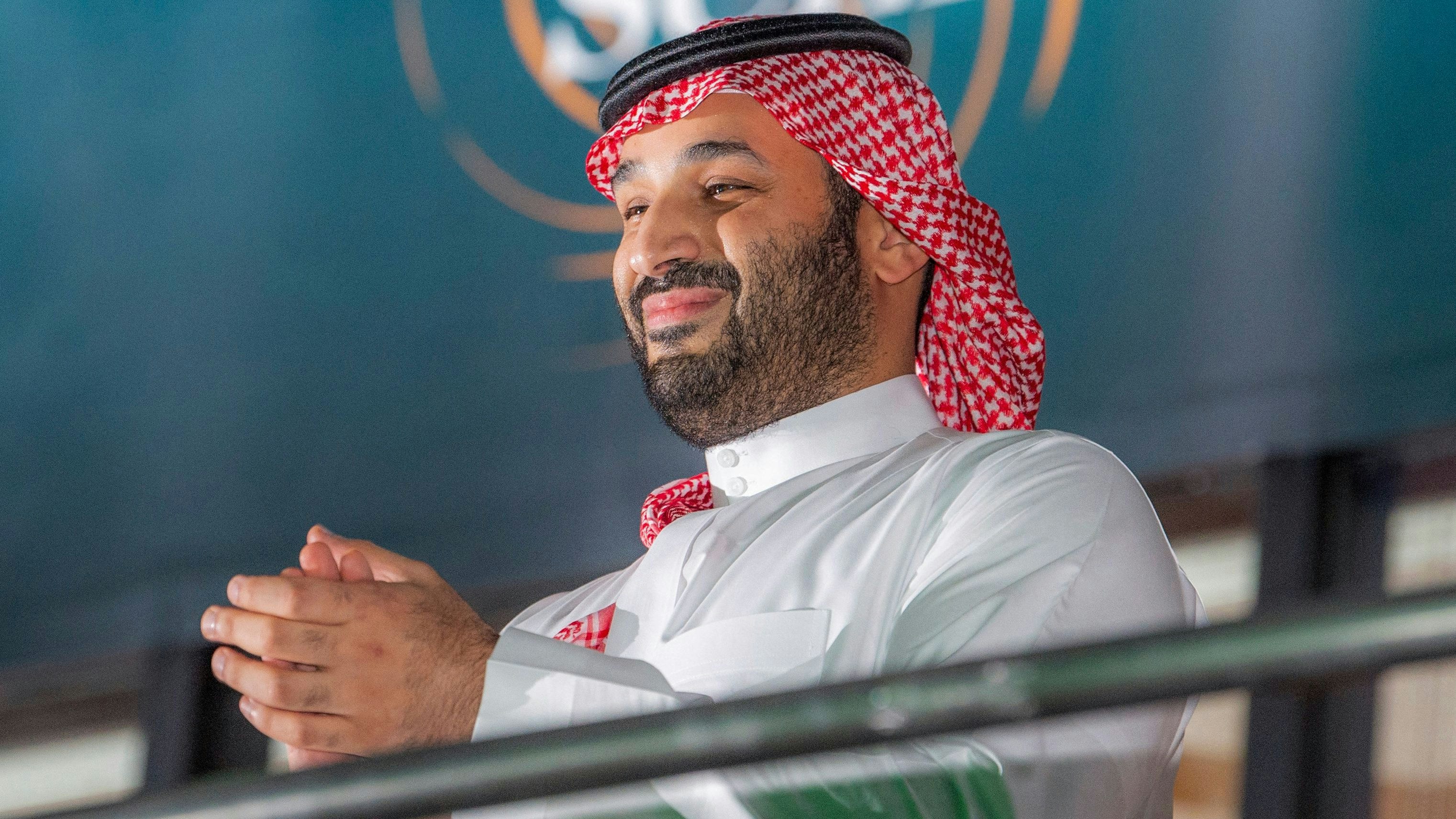 Download von www.picturedesk.com am 31.08.2022 (19:52).  *** SERVICEBILD *** A handout picture provided by the Saudi Royal Palace shows Saudi Crown Prince Mohammed bin Salman attending the heavyweight boxing rematch between Ukraine's Oleksandr Usyk and Britain's Anthony Joshua for the WBA, WBO, IBO and IBF titles, at the King Abdullah Sports City Arena in the Saudi Red Sea city of Jeddah, late on August 20, 2022. (Photo by BANDAR AL-JALOUD / Saudi Royal Palace / AFP) / RESTRICTED TO EDITORIAL USE - MANDATORY CREDIT "AFP PHOTO / SAUDI ROYAL PALACE / BANDAR AL-JALOUD" - NO MARKETING - NO ADVERTISING CAMPAIGNS - DISTRIBUTED AS A SERVICE TO CLIENTS - 20220821_PD0836 - Rechteinfo: Servicebild (SB) Bei diesem Bild ist PictureDesk ausschließlich technischer Dienstleister und stellt eine technische Bearbeitungsgebühr in Rechnung. PictureDesk ist weder Urheber noch Rechteinhaber. Die Nutzung liegt in alleiniger Verantwortung des Kunden. Nur für redaktionelle Nutzung! Werbliche Nutzung erfordert Freigabe: bitte schicken Sie uns eine Anfrage.