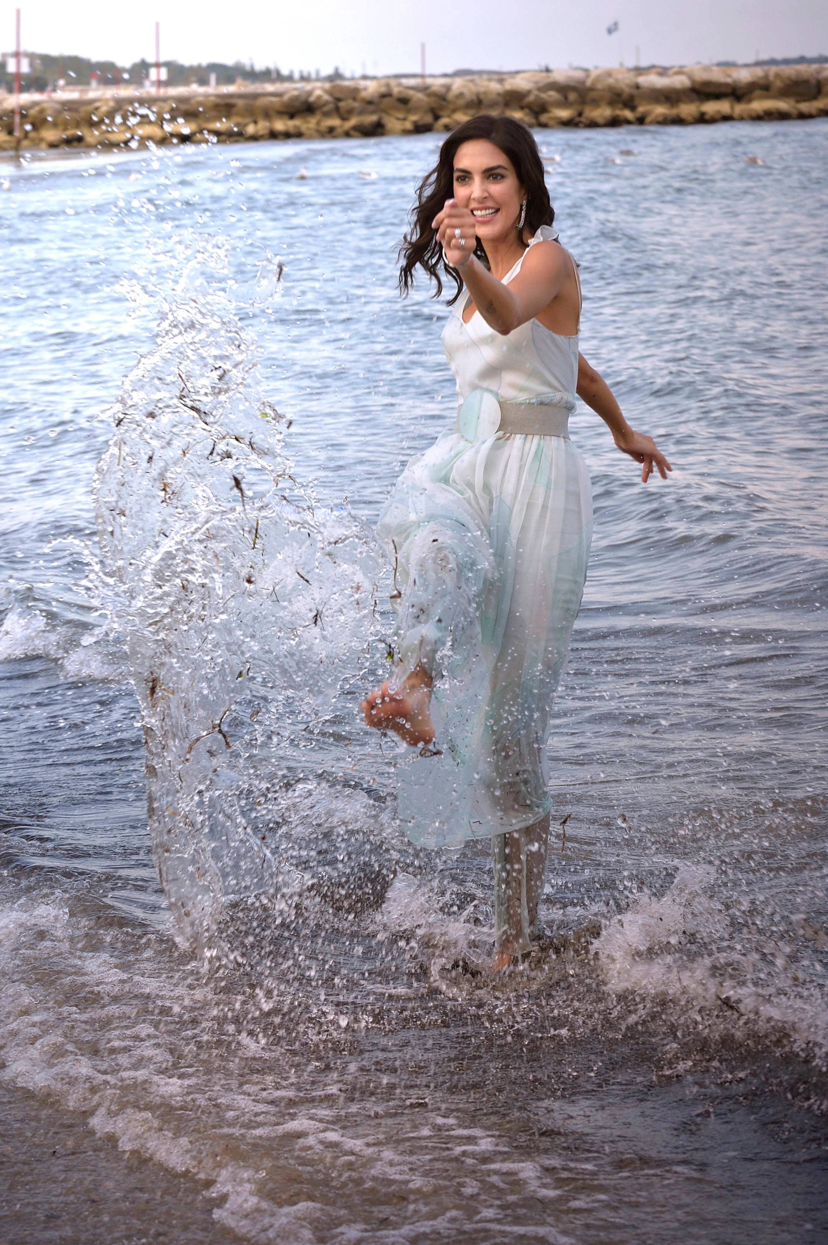  Rocio Munoz Morales springt ins Wasser.