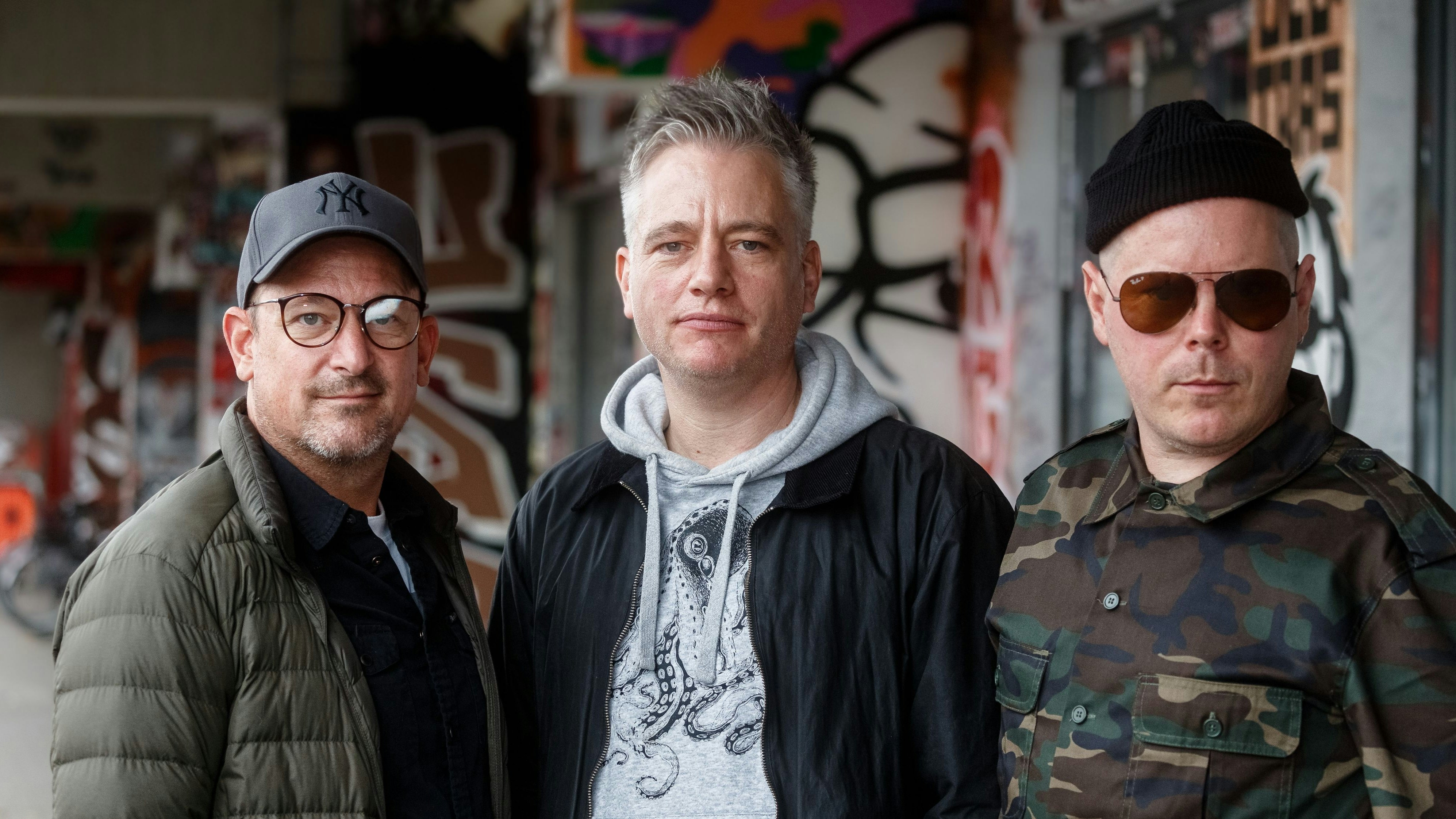 Download von www.picturedesk.com am 31.08.2022 (17:23).  23 October 2021, Hamburg: The musicians of the hip-hop and pop group Fettes Brot (l-r) Björn Warns, alias Björn Beton, Martin Vandreier, alias Doktor Rentz, and Boris Lauterbach, stand in front of the St.Pauli stadium. Photo: Markus Scholz/dpa - 20211023_PD8135 - Rechteinfo: Rights Managed (RM)