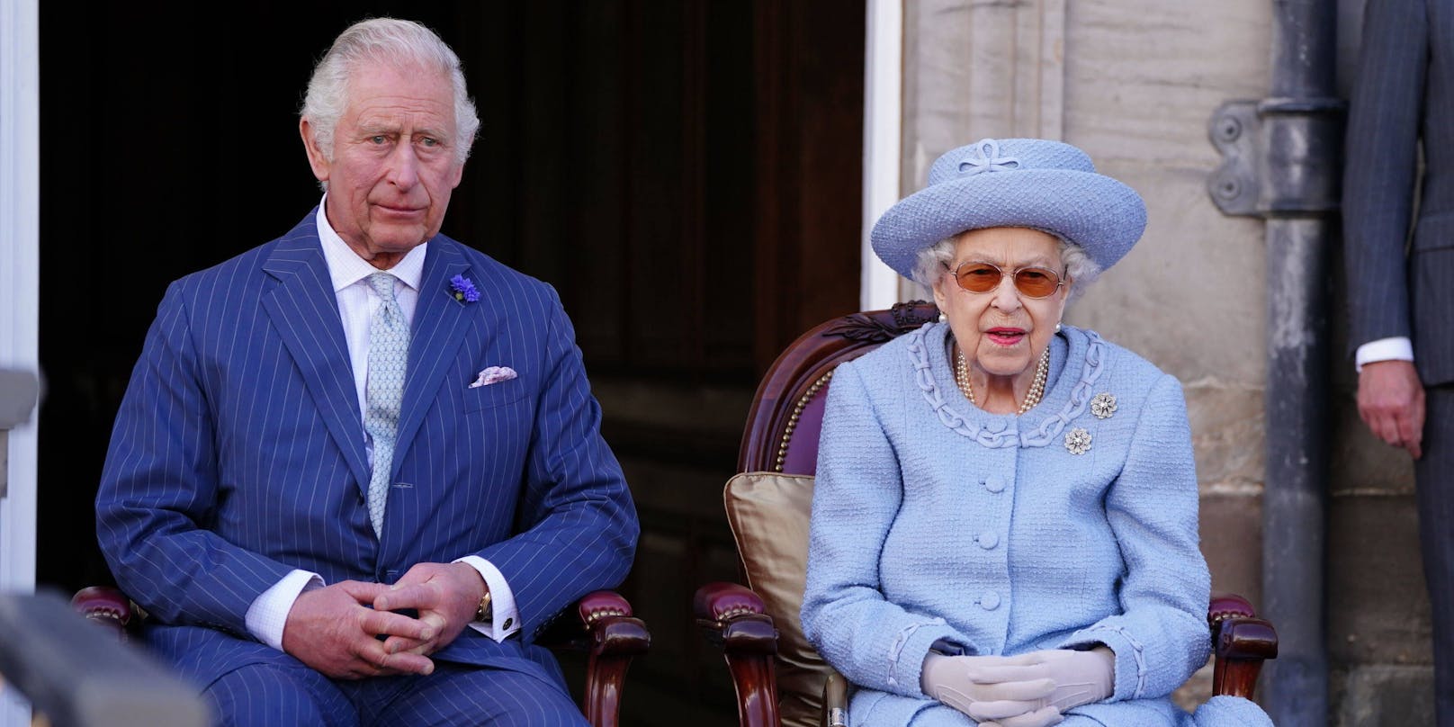 Prinz Charles mit seiner Mutter Queen Elizabeth II.