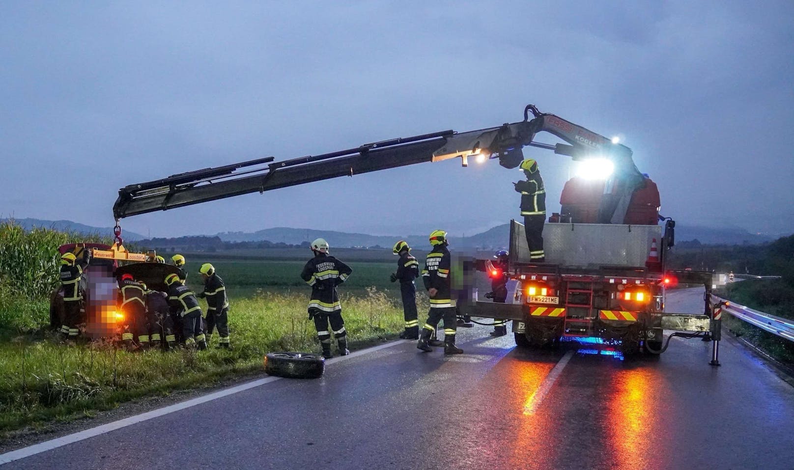 Zu einem Fahrzeugüberschlag wurden am Abend des 31. August 2022 Notarzt, Rettungswagen, Feuerwehr und Polizei auf die Südstraße bei Loosdorf gerufen.