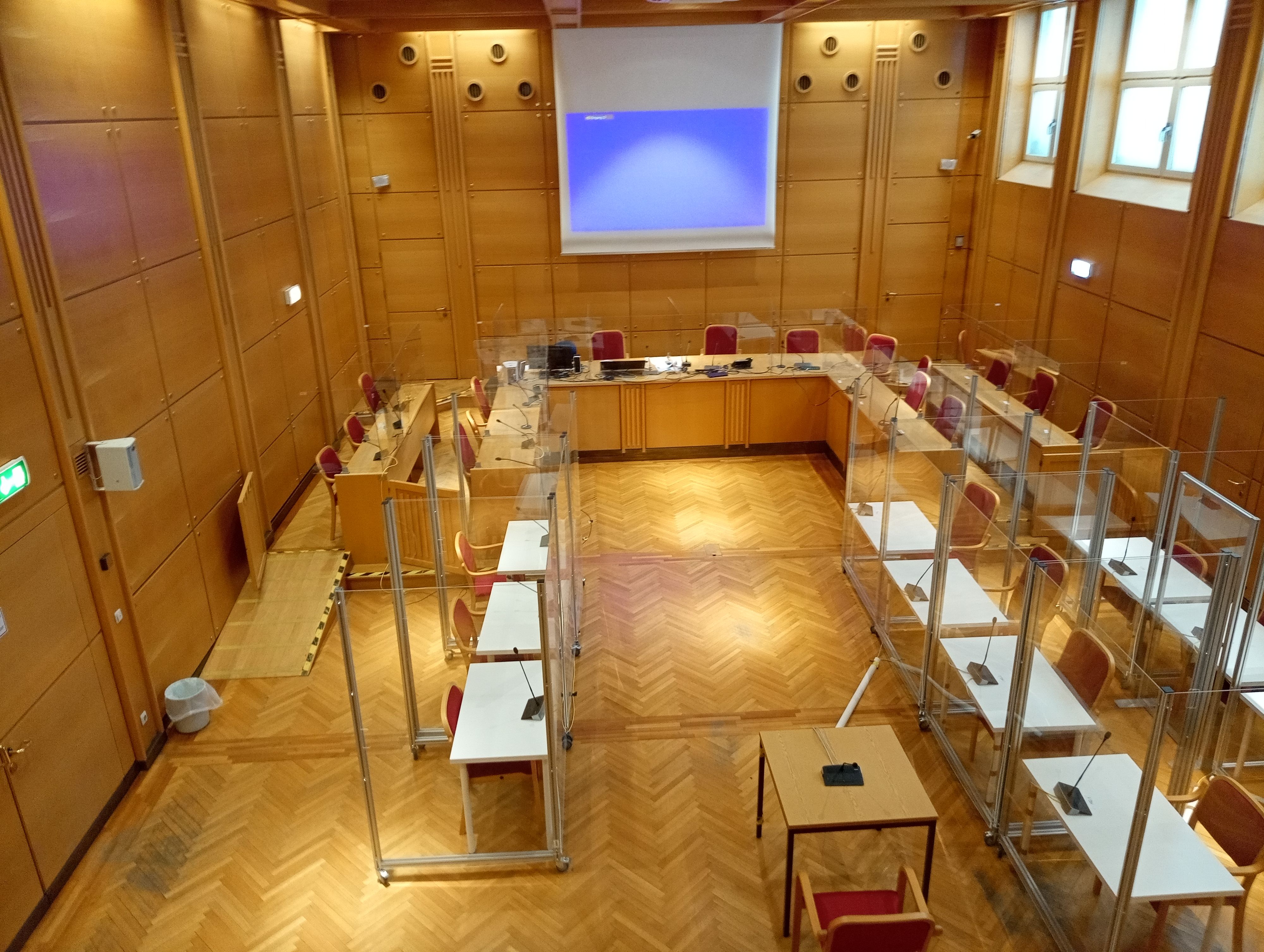 Der leere Verhandlungssaal