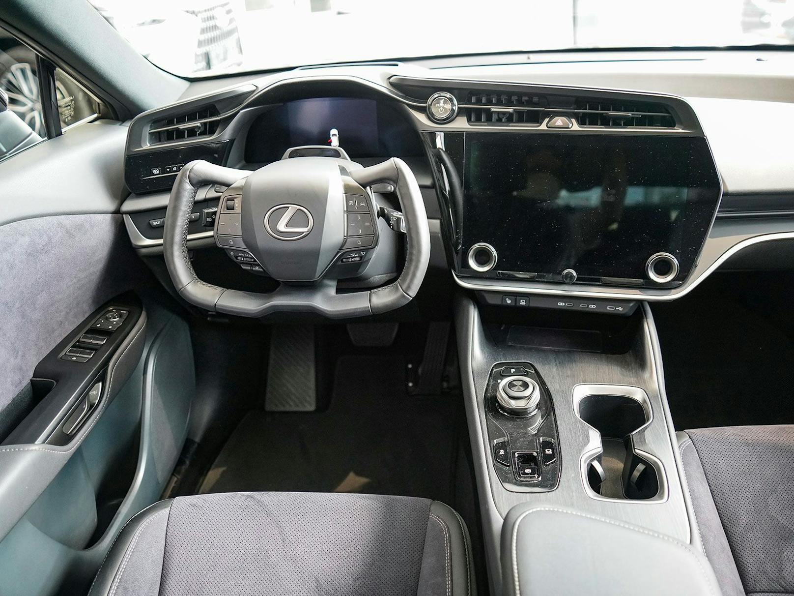 Cockpit mit neuem Yoke-Lenkrad - sicher ein Highlight beim neuen Lexus RZ 450e