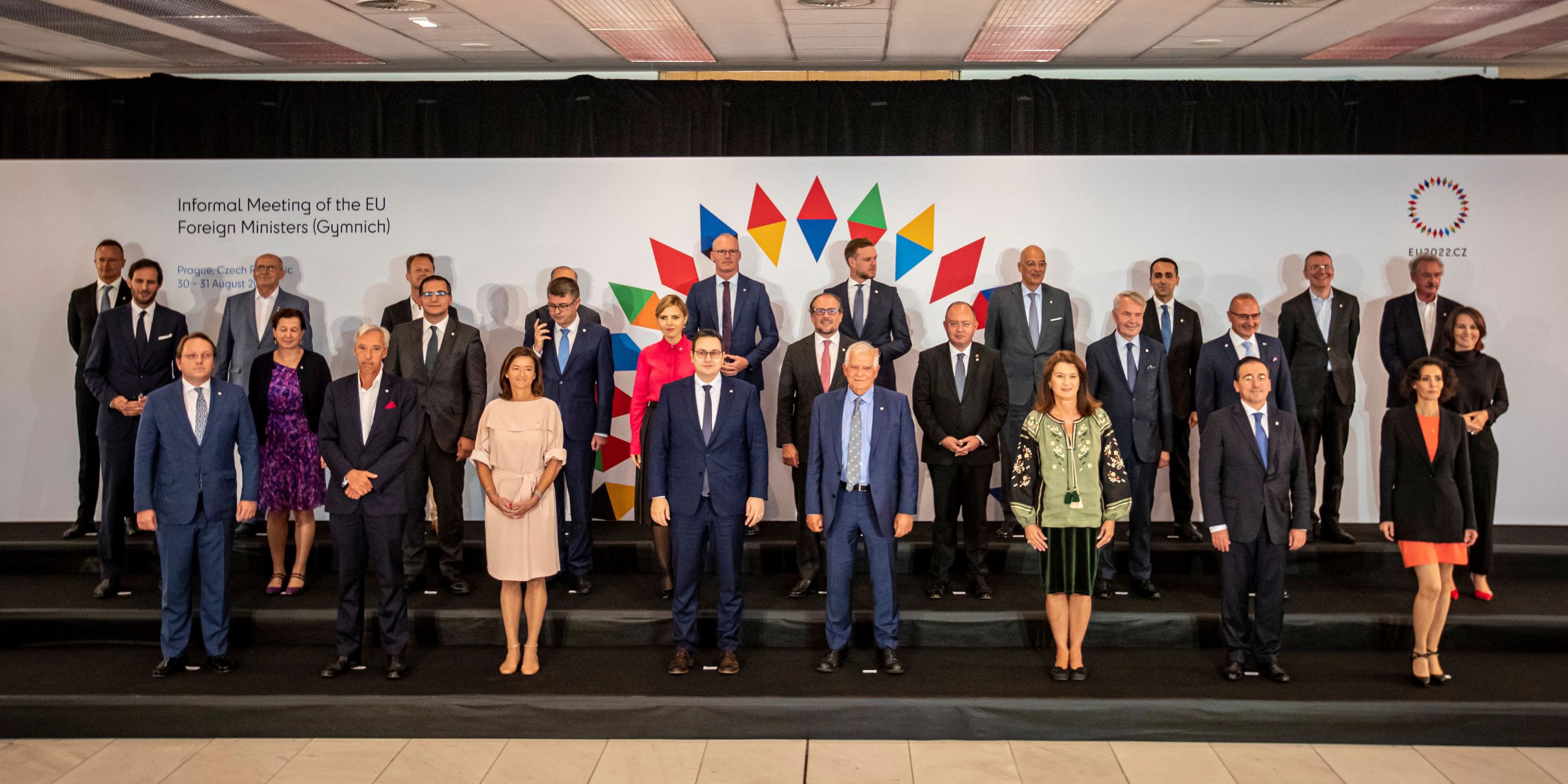 Die neue Sanktion wurde beim informellen Treffen der EU-Außenminister in Prag beschlossen (in der Mitte Alexander Schallenberg).