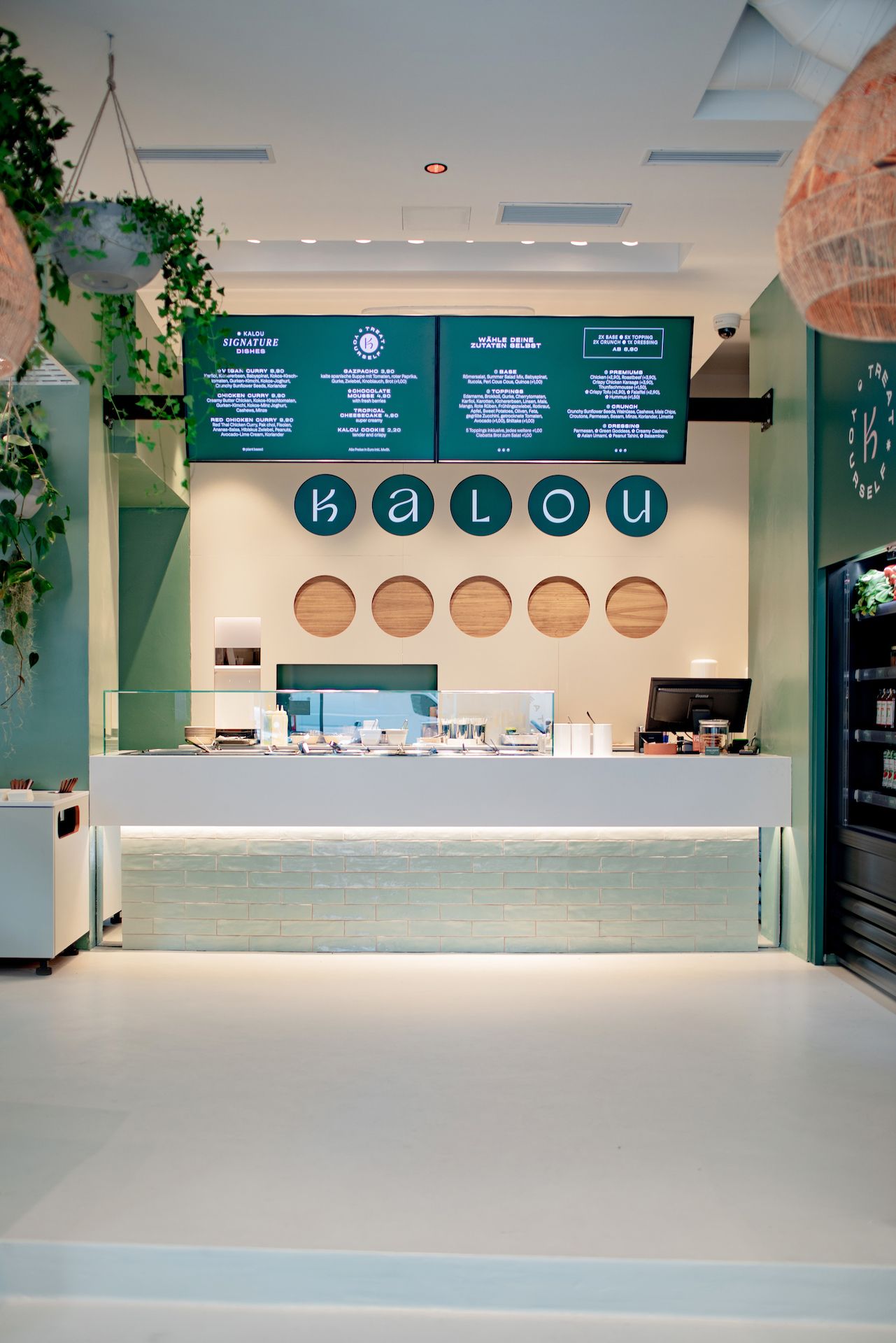 Bei Kalou kann man sich aus den vielen gesunden Zutaten seine eigenen Bowls und Salate zusammen mixen lassen. Dazu gibt es veganes Curry und Summer Rolls.