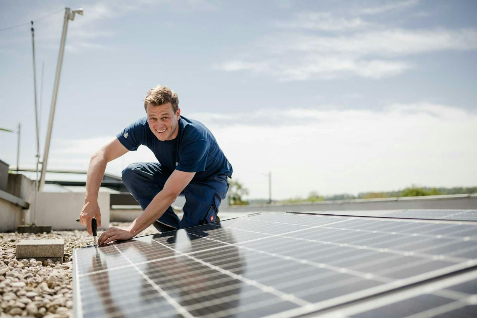 OÖ-Umweltlandesrat Stefan Kaineder bei der Montage einer Photovoltaik-Anlage