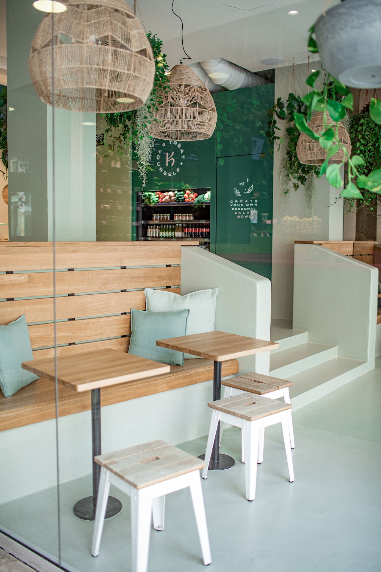 Wer es sich nicht mitnehmen möchte, kann im Lokal speisen.