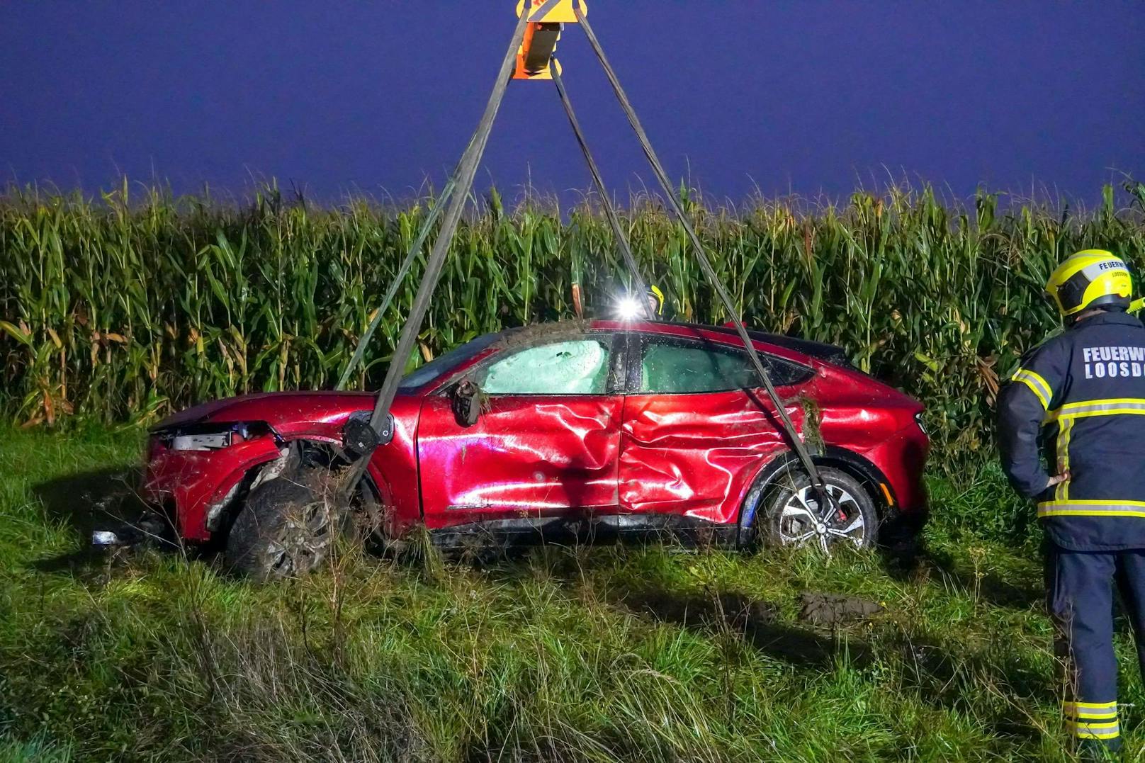 Die Freiwillige Feuerwehr Loosdorf führte nach polizeilicher Freigabe die Fahrzeugbergung durch ...