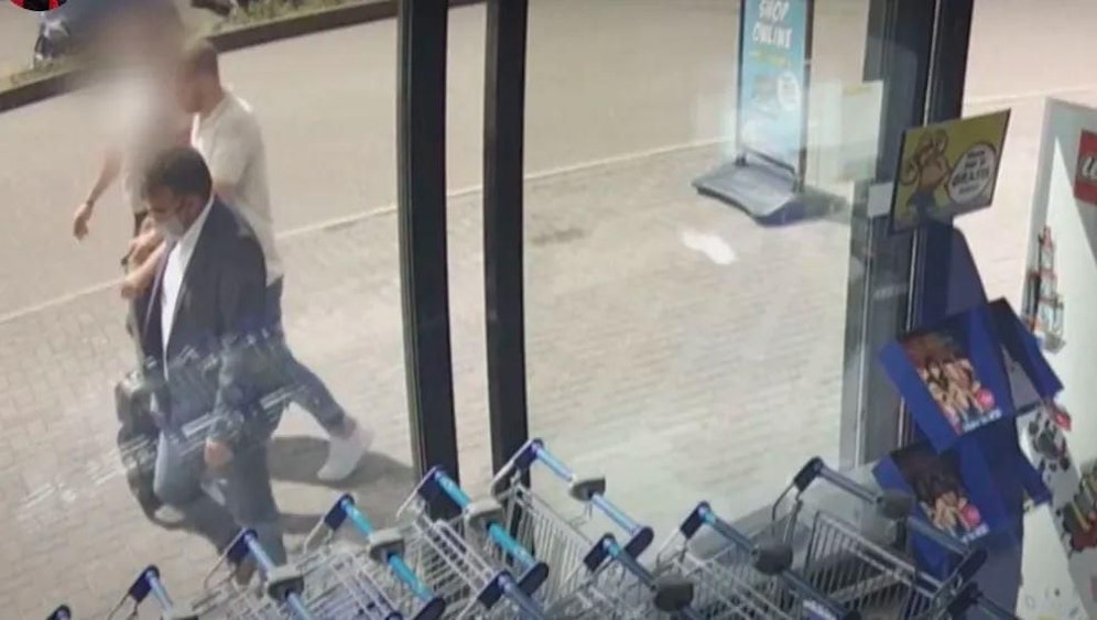 Die Polizei hat Bilder des Betrügerpaars veröffentlicht und eine Belohnung von 15.000 Euro auf ihre Ergreifung ausgesetzt.