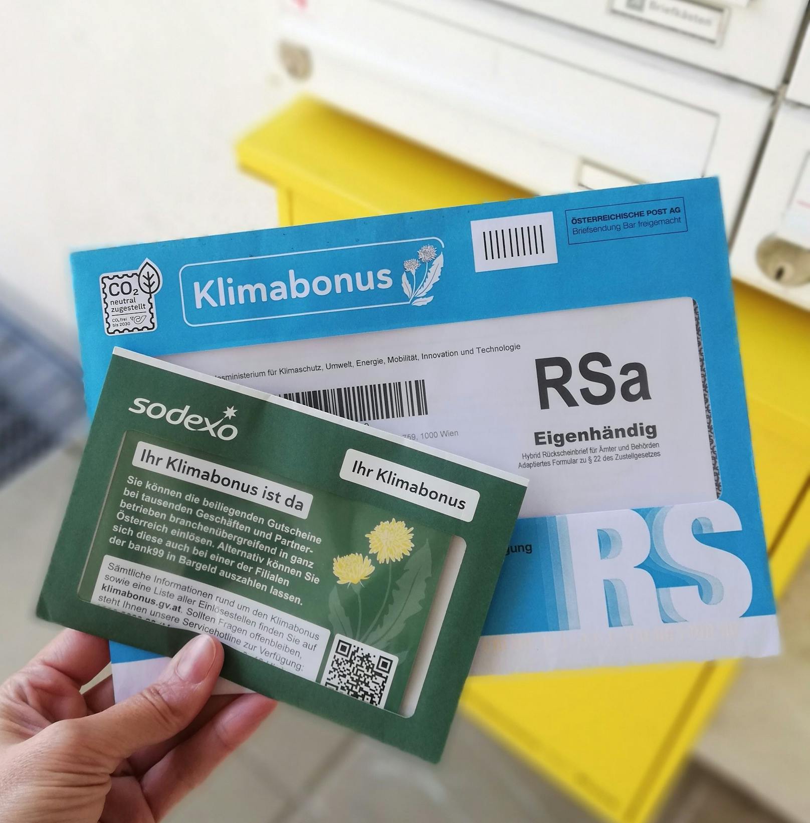 Jeweils 500 Euro in Form von Sodexo-Gutscheinen werden ab sofort an rund 1,2 Millionen Bezugsberechtigte als RSa-Brief zugestellt.