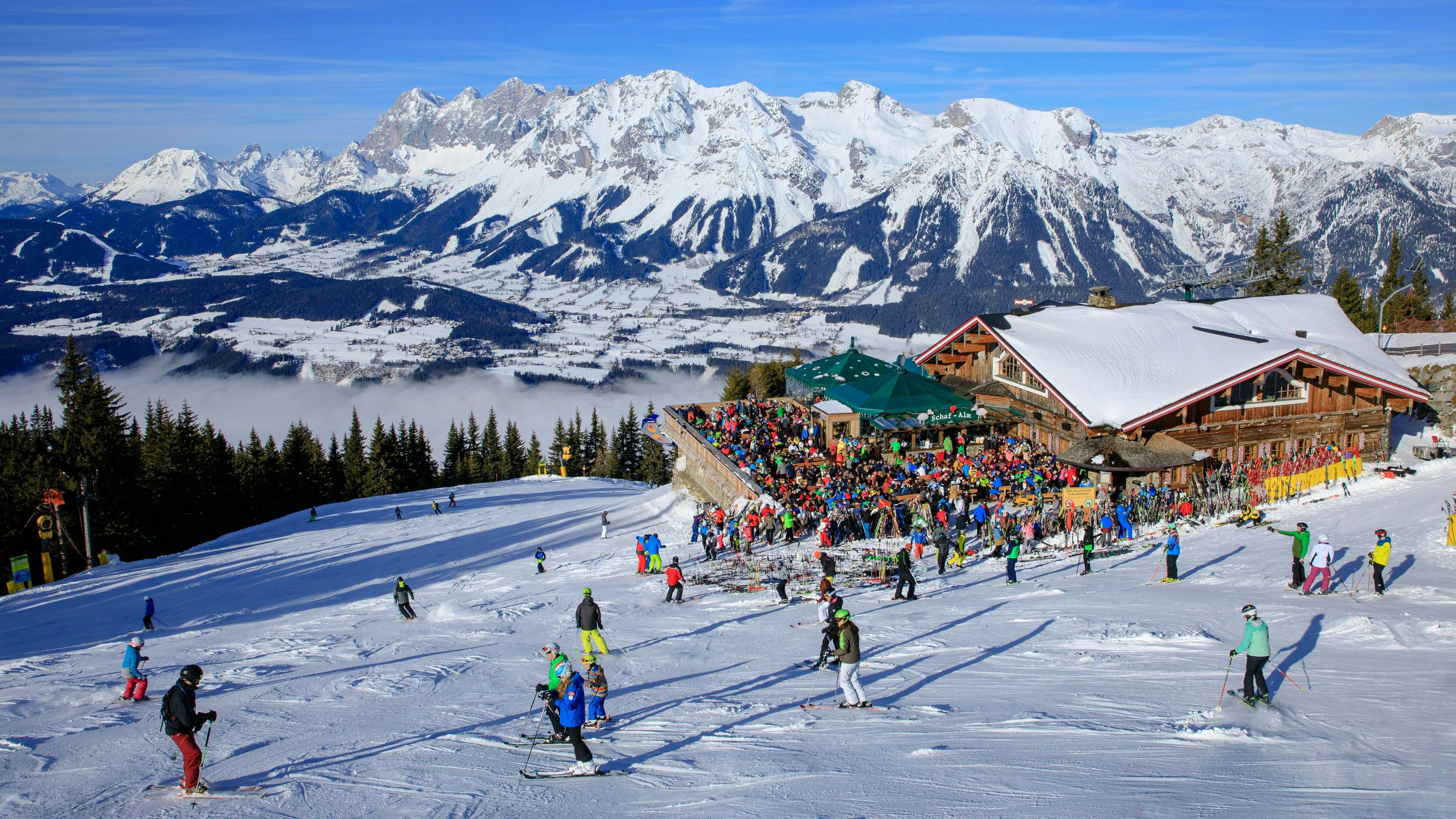 Download von www.picturedesk.com am 31.08.2022 (15:01).  THEMENBILD - Skifahrer auf der Piste und auf der Terrasse der Skihütte Schafalm vor der Kulisse des Dachstein-Gebirges, aufgenommen am 6. Jänner 2018, Planai, Schladming, Österreich // skier on the slope and in front of the hut Schafalm at the Planai, Schladming, Austria on 2018/01/06. EXPA Pictures © 2018, PhotoCredit: EXPA/ Martin Huber - 20180107_PD2302 - Rechteinfo: Rights Managed (RM)