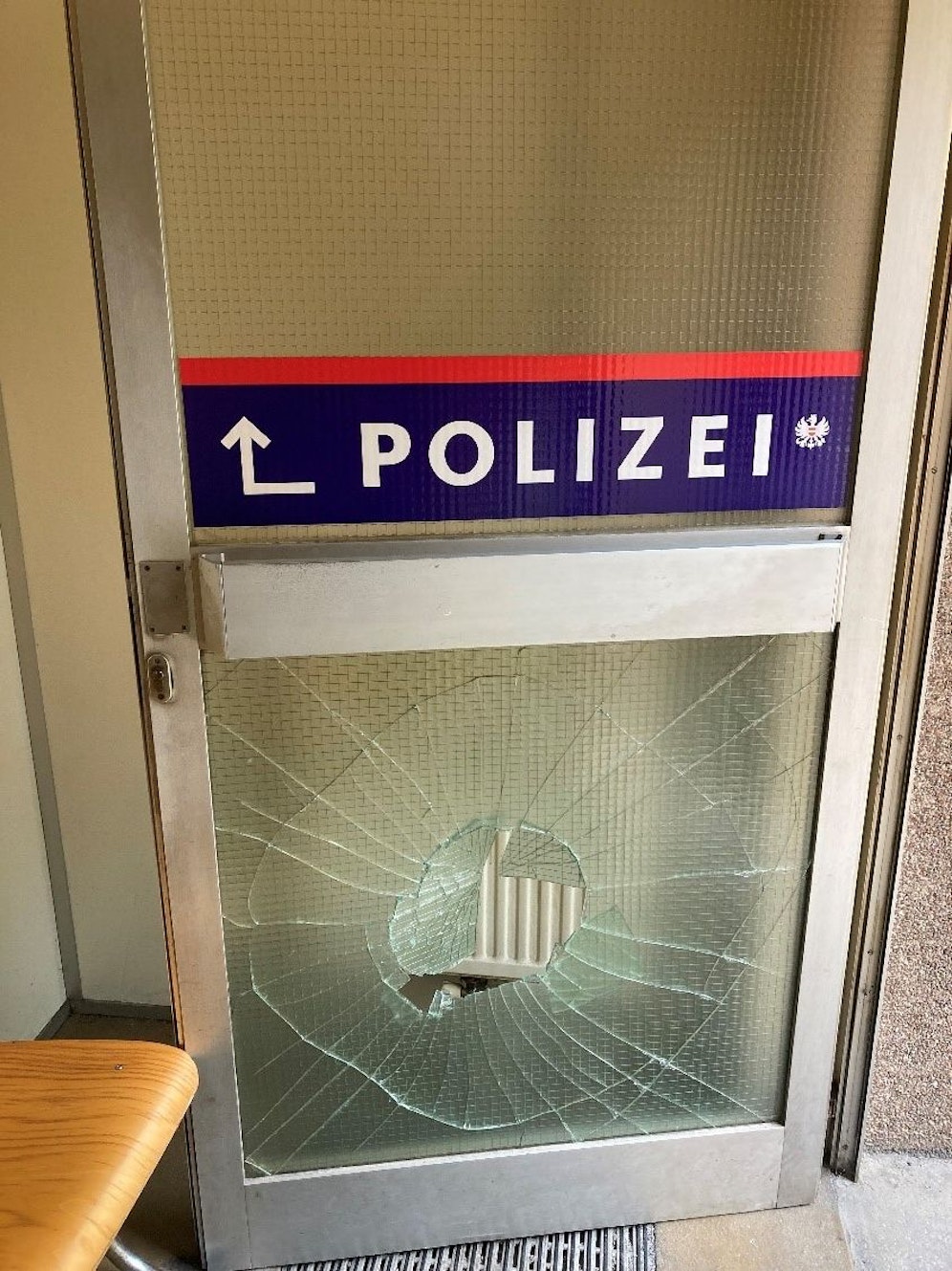 Diese Türe fiel dem rabiaten Litauer am Mittwoch zum Opfer.