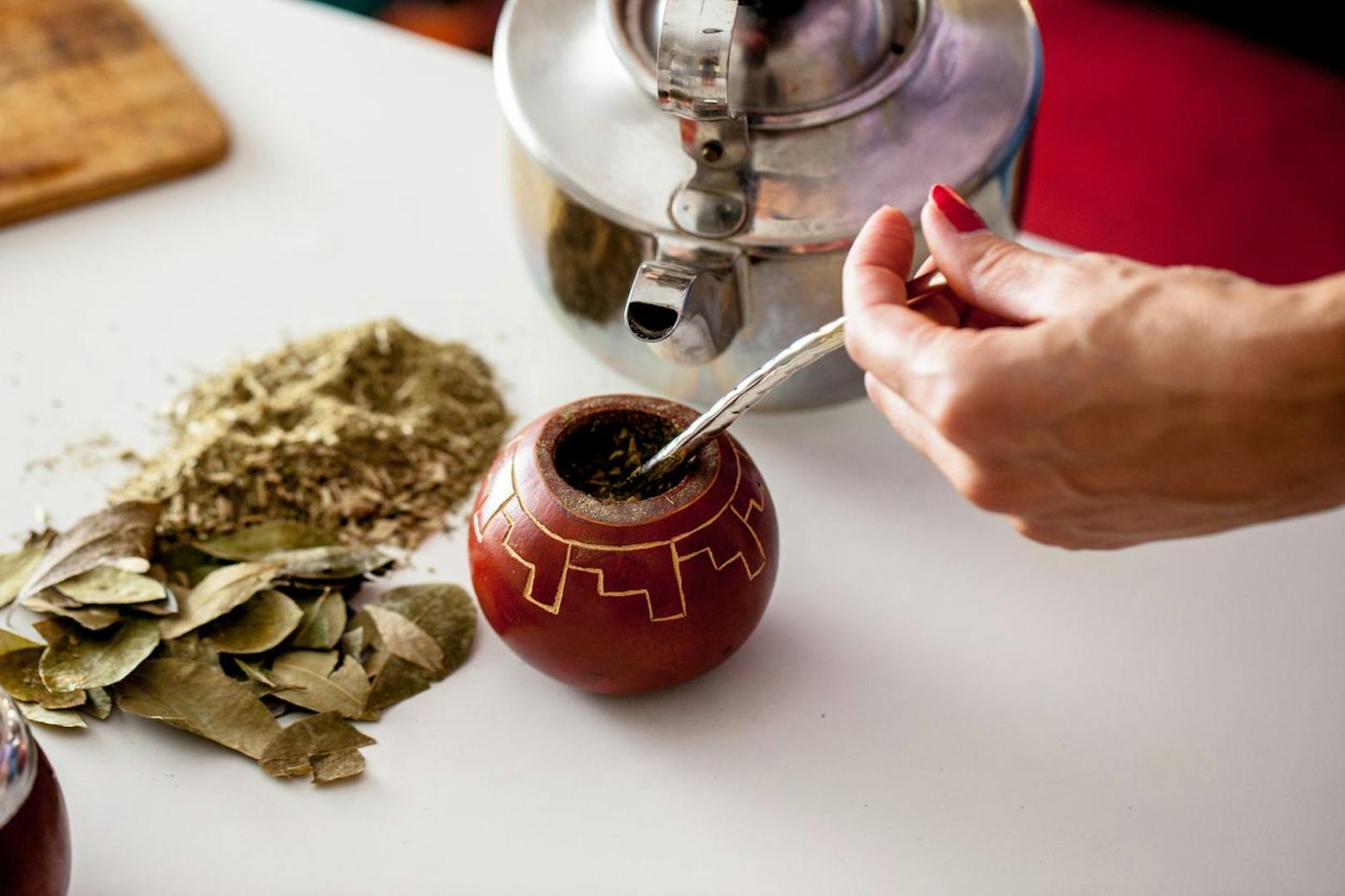Ein weiterer gesunder Wachmacher wäre der Mate-Tee aus Südamerika. In den gemahlenen und getrockneten Blättern befinden sich Gerbstoffe, die deinen Körper langsam, aber kontinuierlich, mit Koffein versorgen.