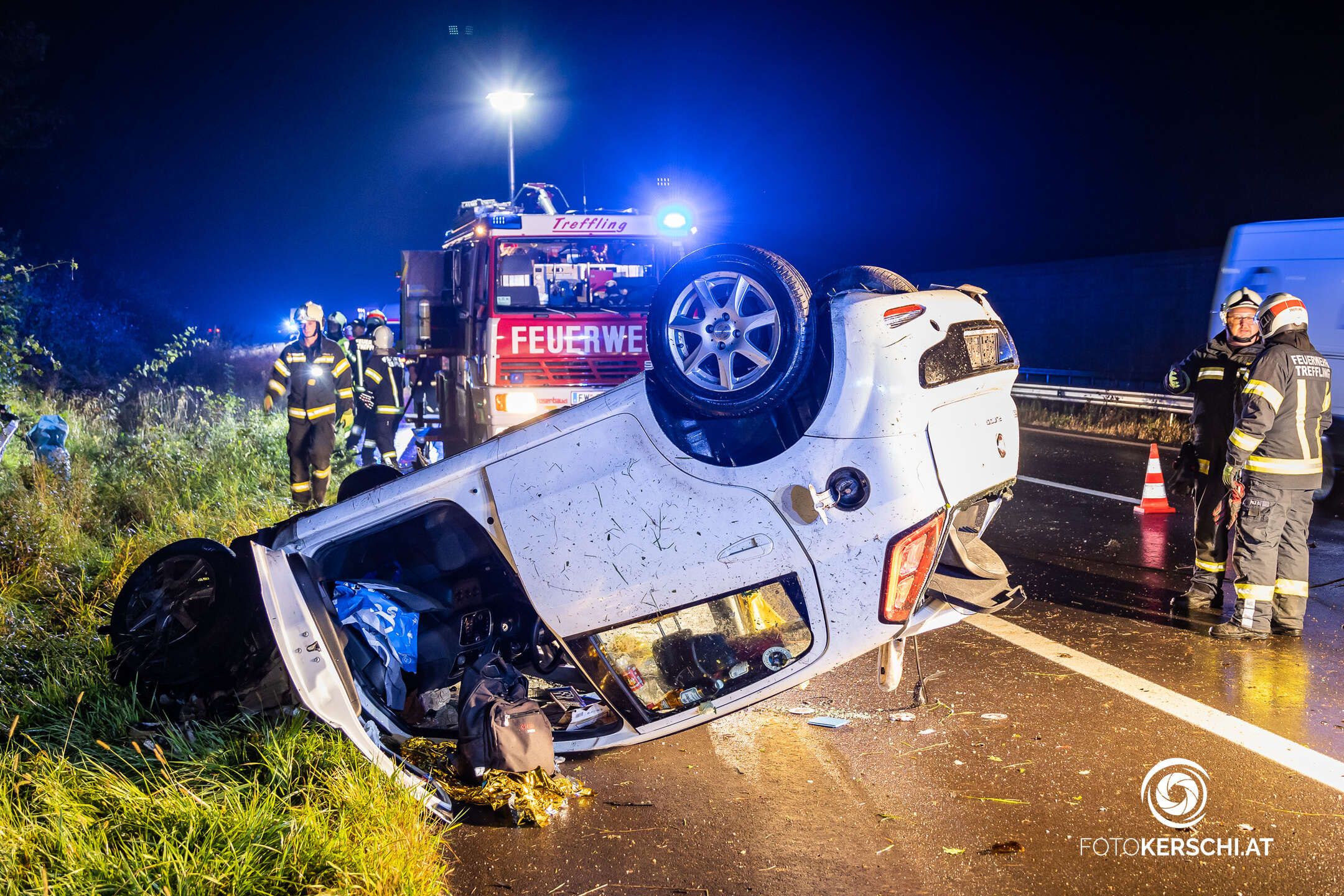 Der Lenker wurde bei dem Crash im Fahrzeug eingeklemmt.