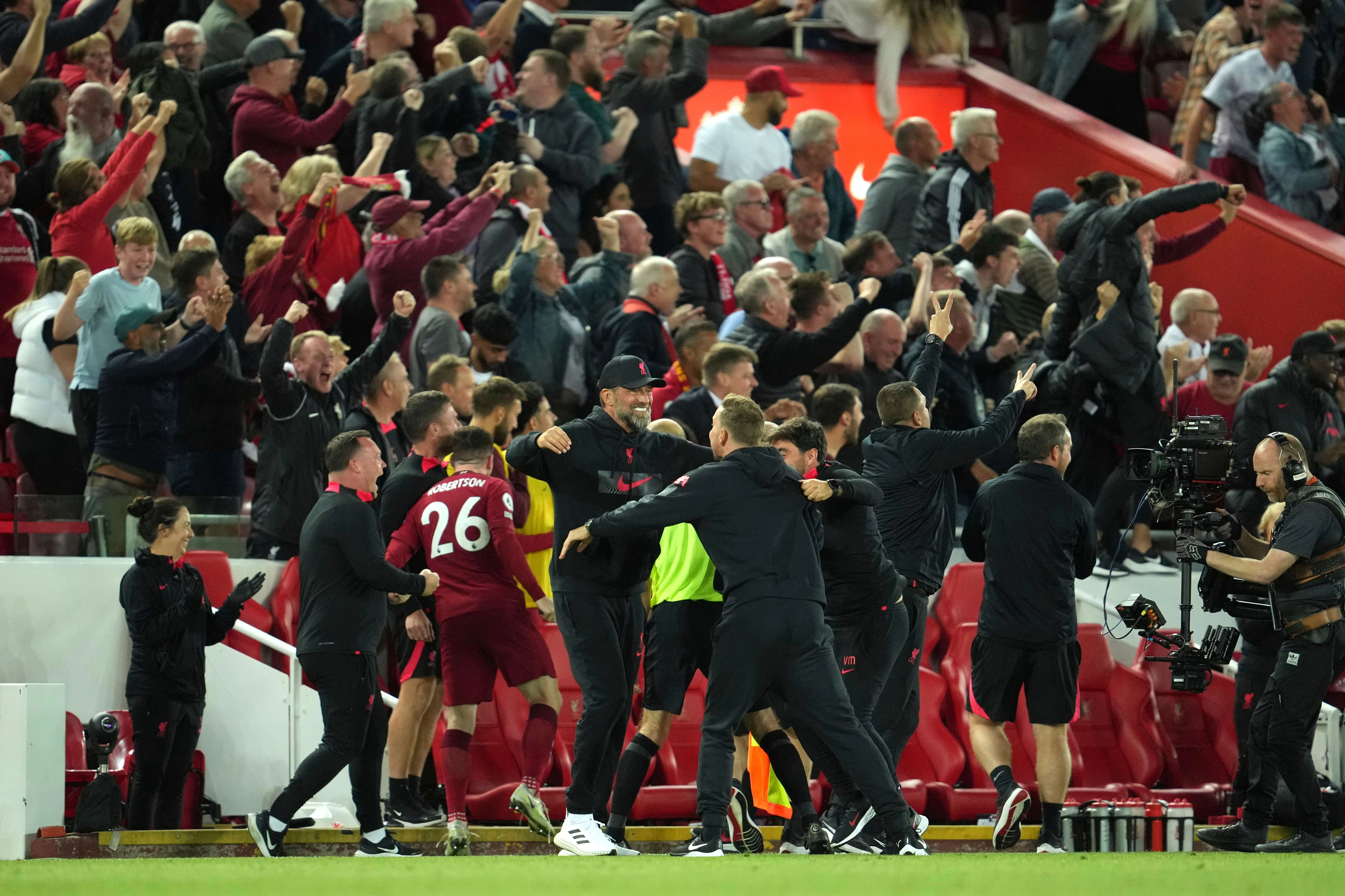 Jürgen Klopp jubelt über den späten Sieg. Kurz danach kommt es zu Tumulten.