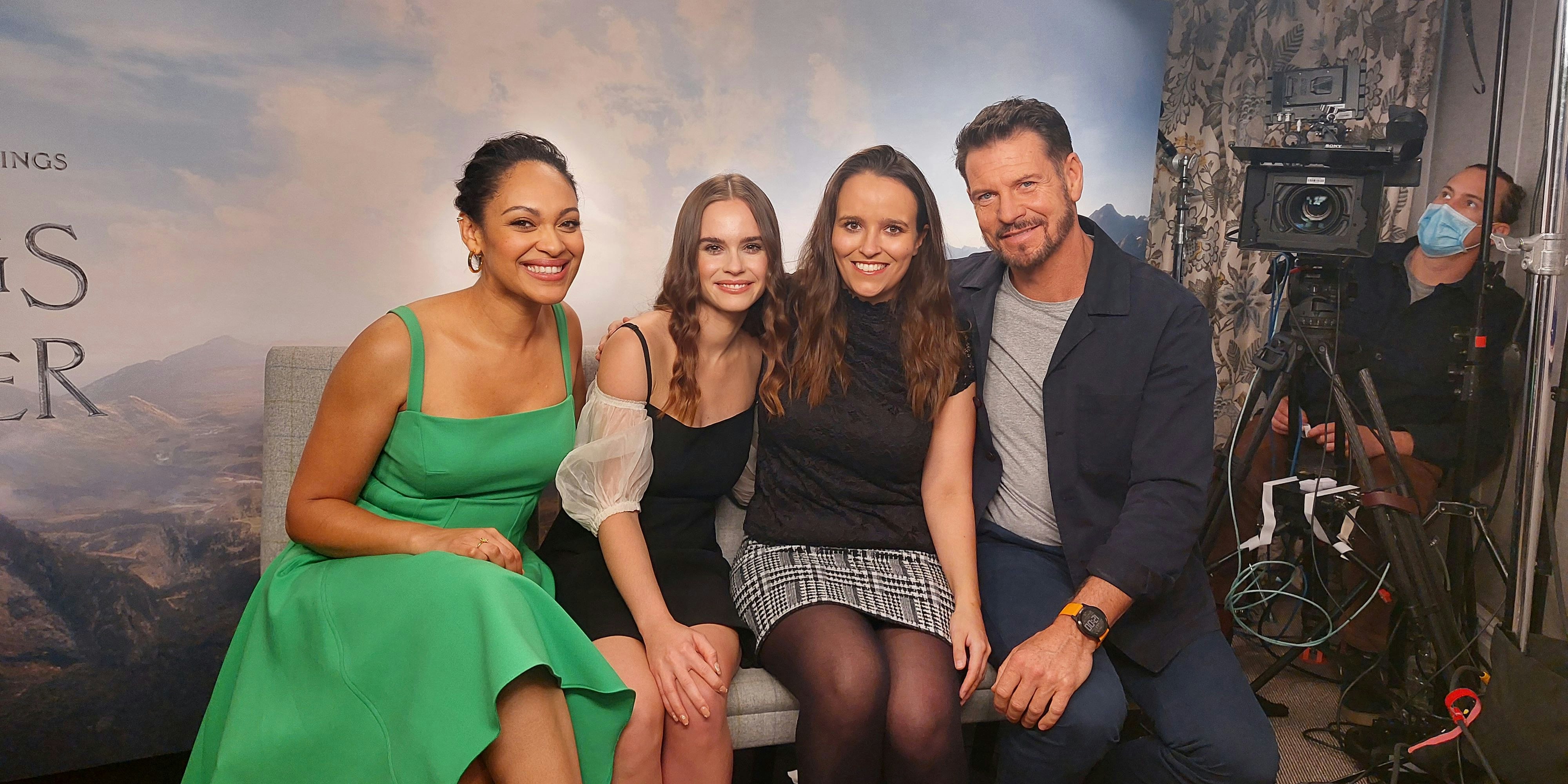 "Heute" mit dem Cast der neuen "Herr der Ringe Serie": Cynthia Addai-Robinson, Lloyd Owen (Elendil), "Heute"-Redakteurin Liisa Mikkola und Ema Horvath (Eärien)