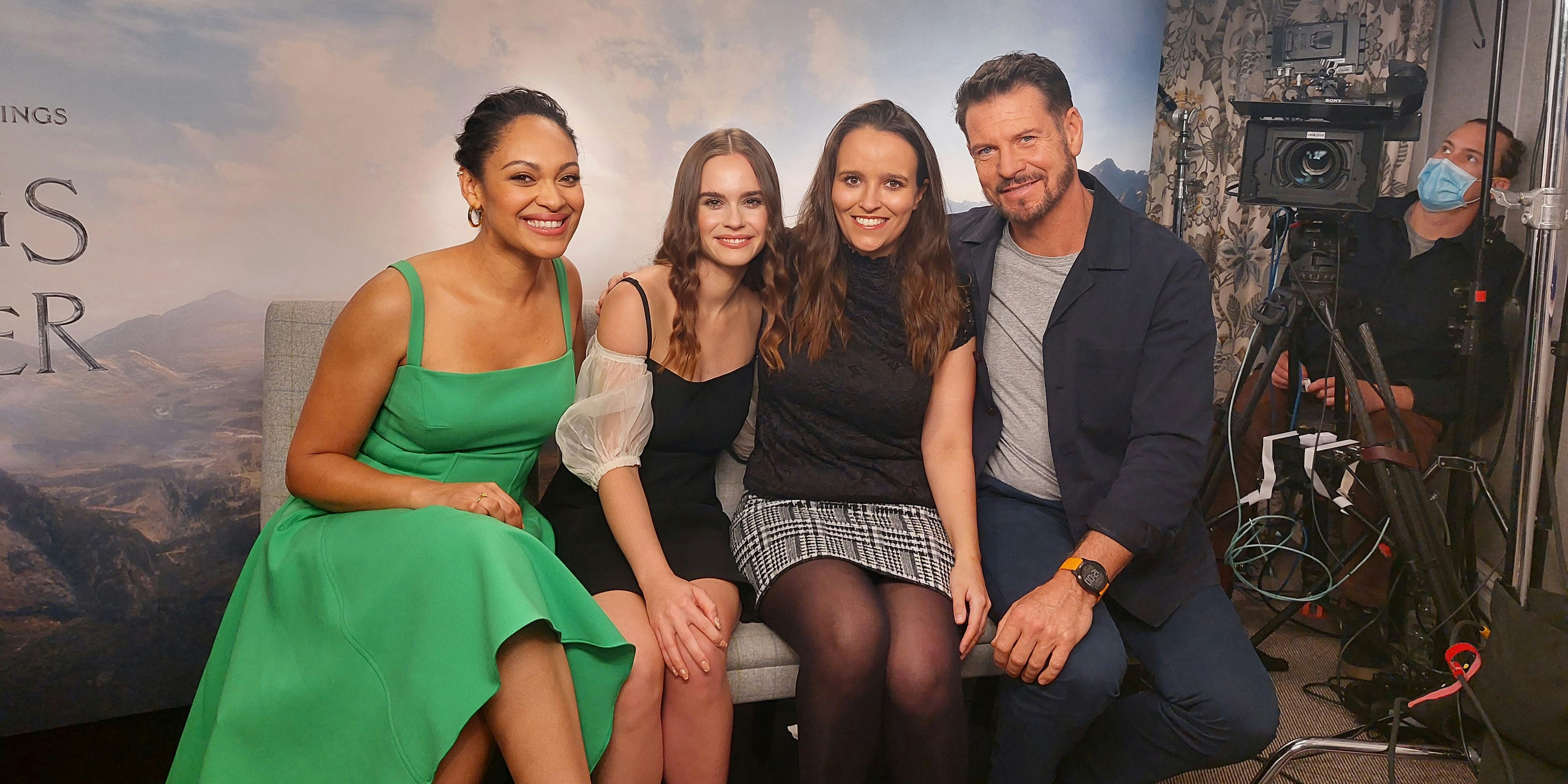 <em>"Heute"</em> mit dem Cast der neuen "Herr der Ringe Serie": Cynthia Addai-Robinson (Königin Miriel), Ema Horvath (Eärien),<em>"Heute</em>"-Redakteurin Liisa Mikkola und&nbsp;Lloyd Owen (Elendil).