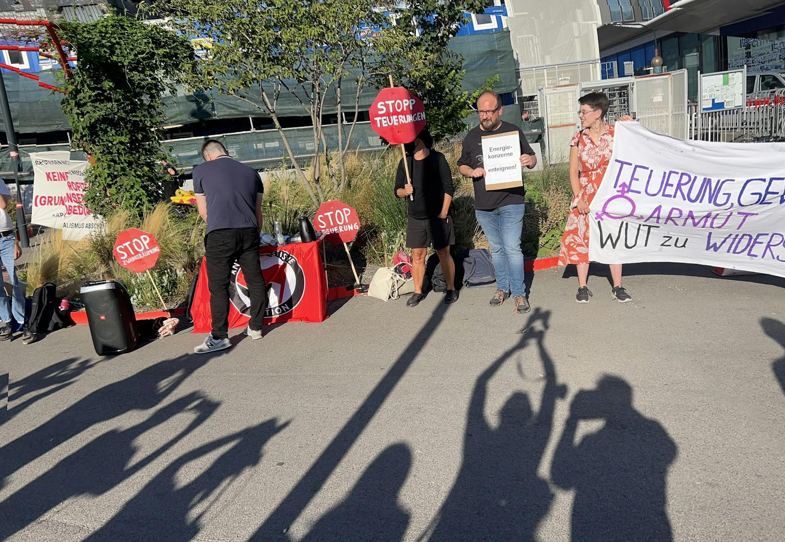 "Preise müssen runter" – am 1. September kam es zu einer Demonstration vor der Wien Energie Anlage in Spittelau.