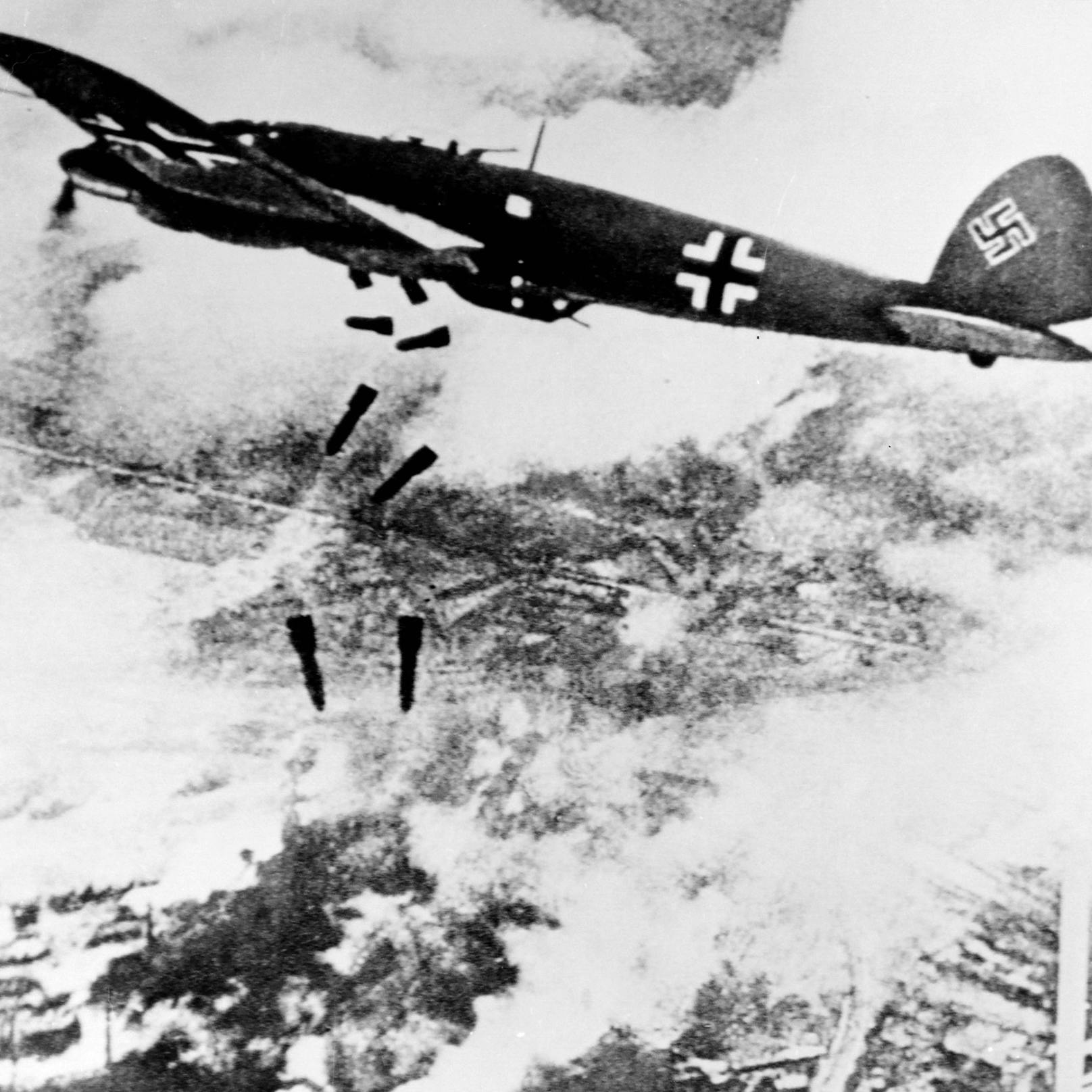 Eine Heinkel He 111 P der deutschen Luftwaffe beim Bombenabwurf über Warschau im September 1939.