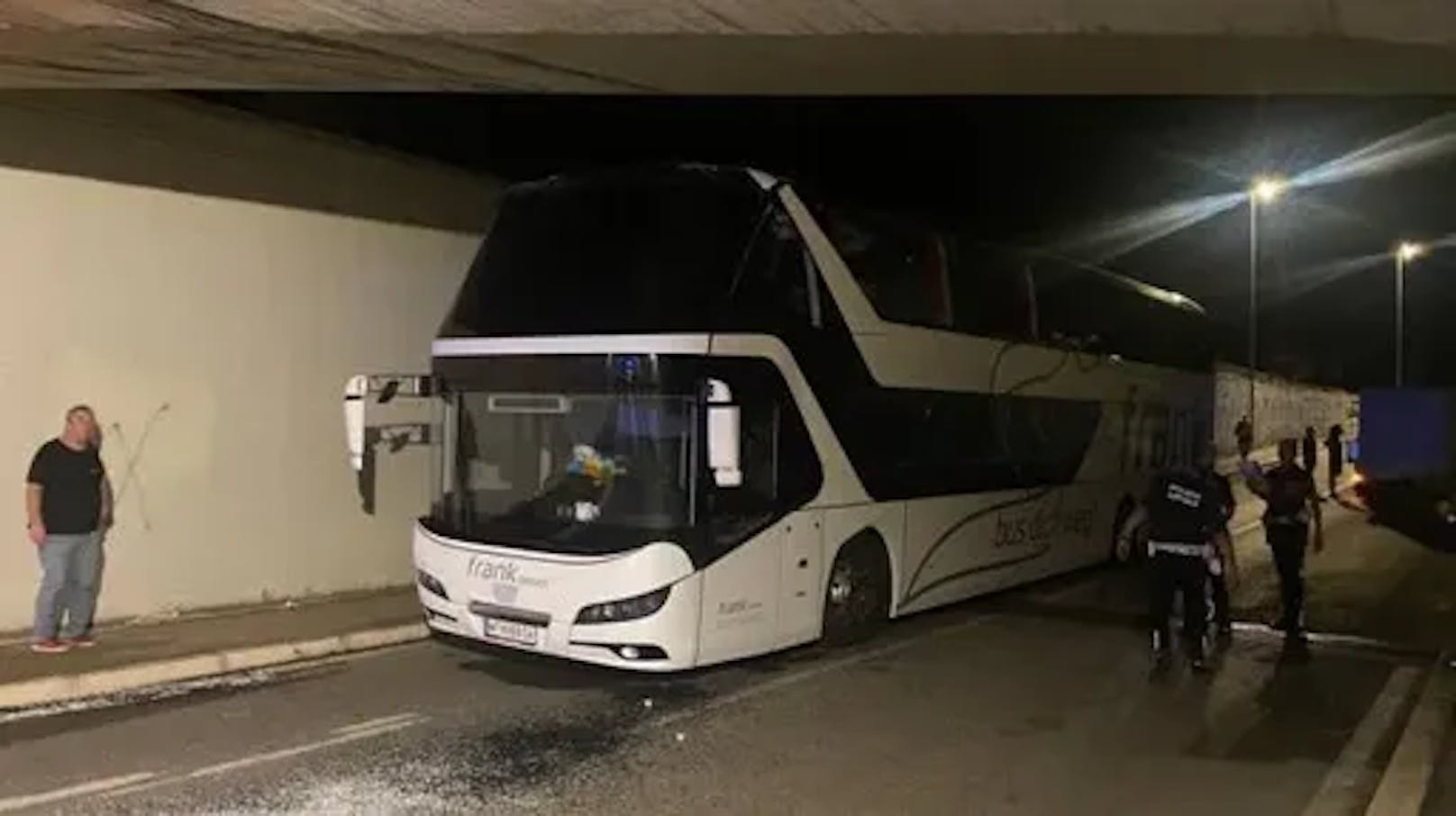 Der Bus blieb in einer Bahnunterführung bei Cervia stecken.