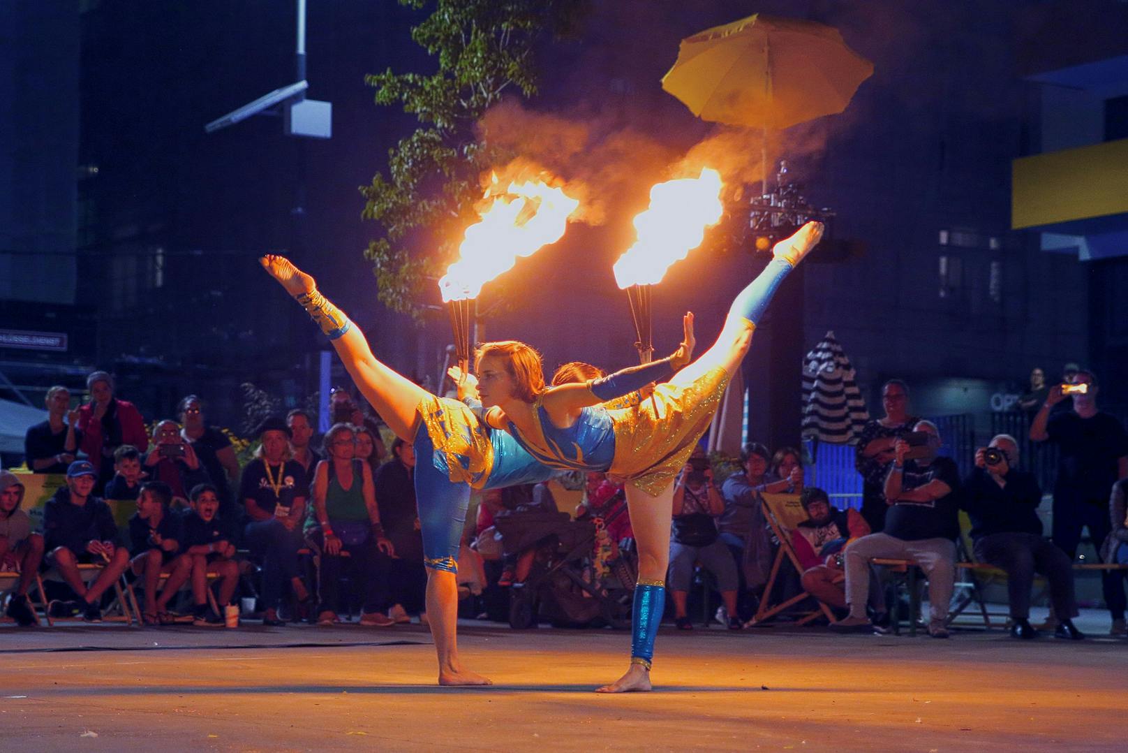 Abendlicher Höhepunkt des Floridsdorfer Straßenfest "Stramankerl" ist die Feuershow.