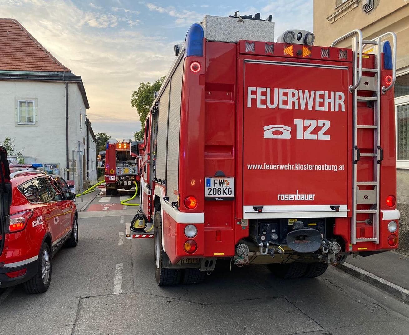 Polizisten retteten die 76-Jährigen ins Freie, die Feuerwehr führte die Löscharbeiten durch.