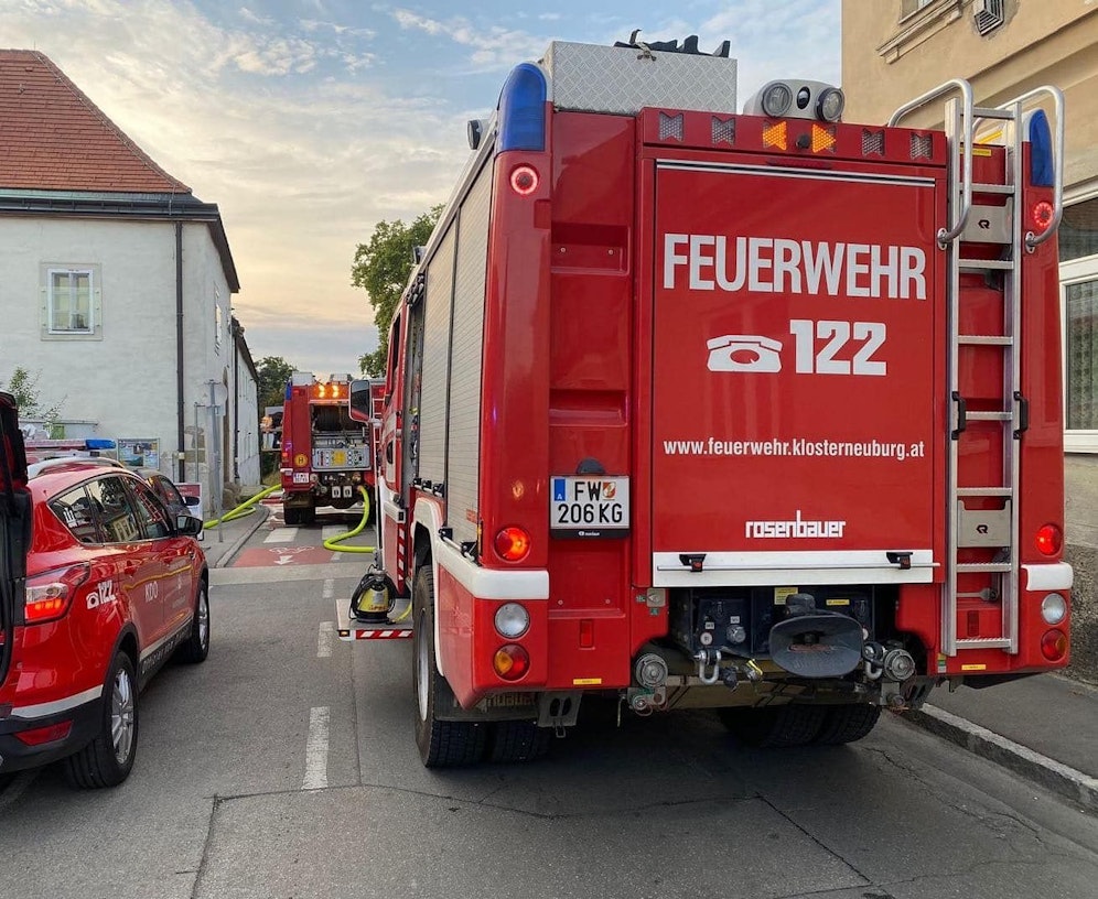Polizisten retteten den 76-Jährigen ins Freie, die Feuerwehr führte die Löscharbeiten durch. (Symbolfoto)