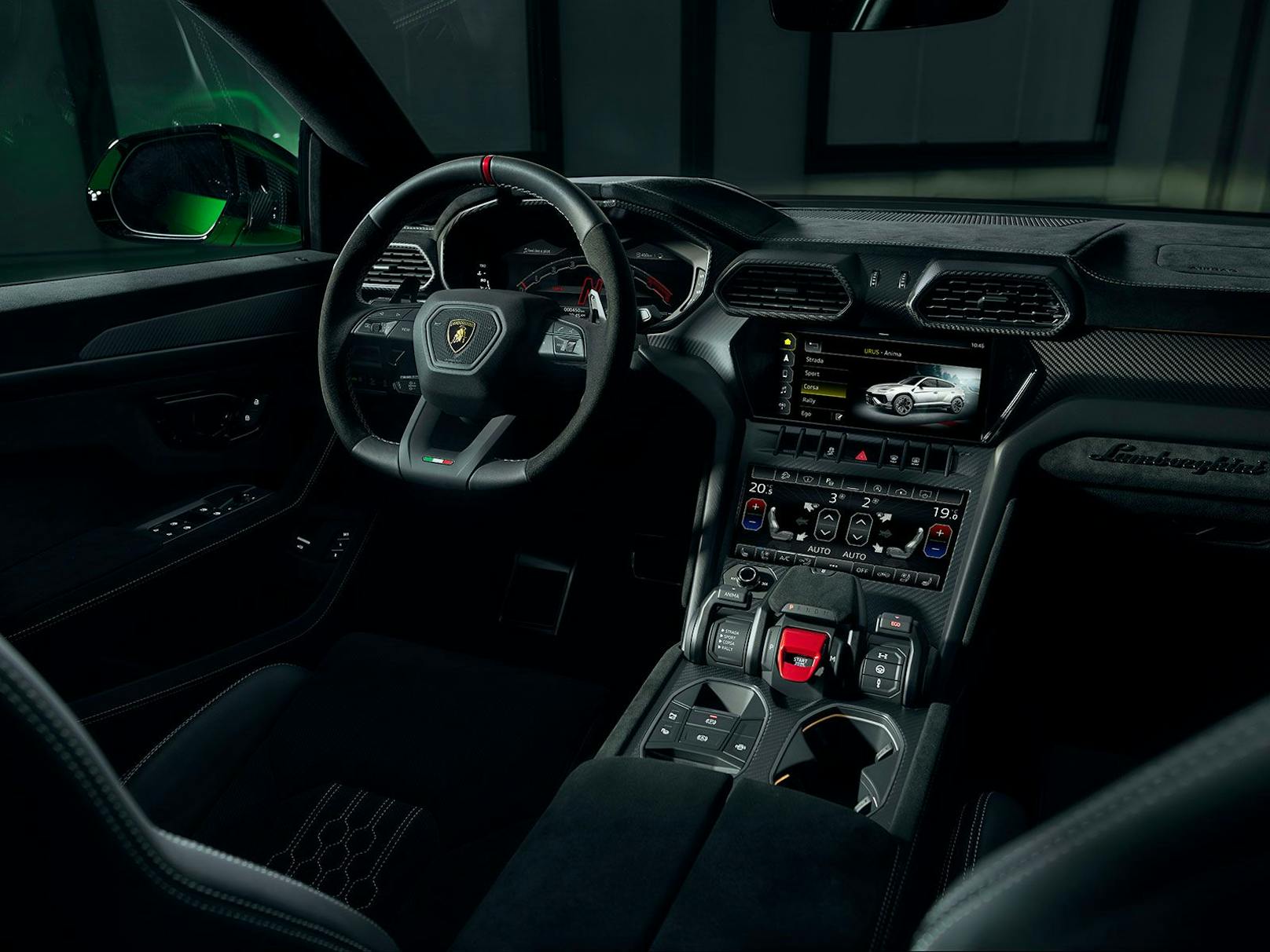 Sportliches Cockpit mit viel Luxus beim Lamborghini Urus Performante.
