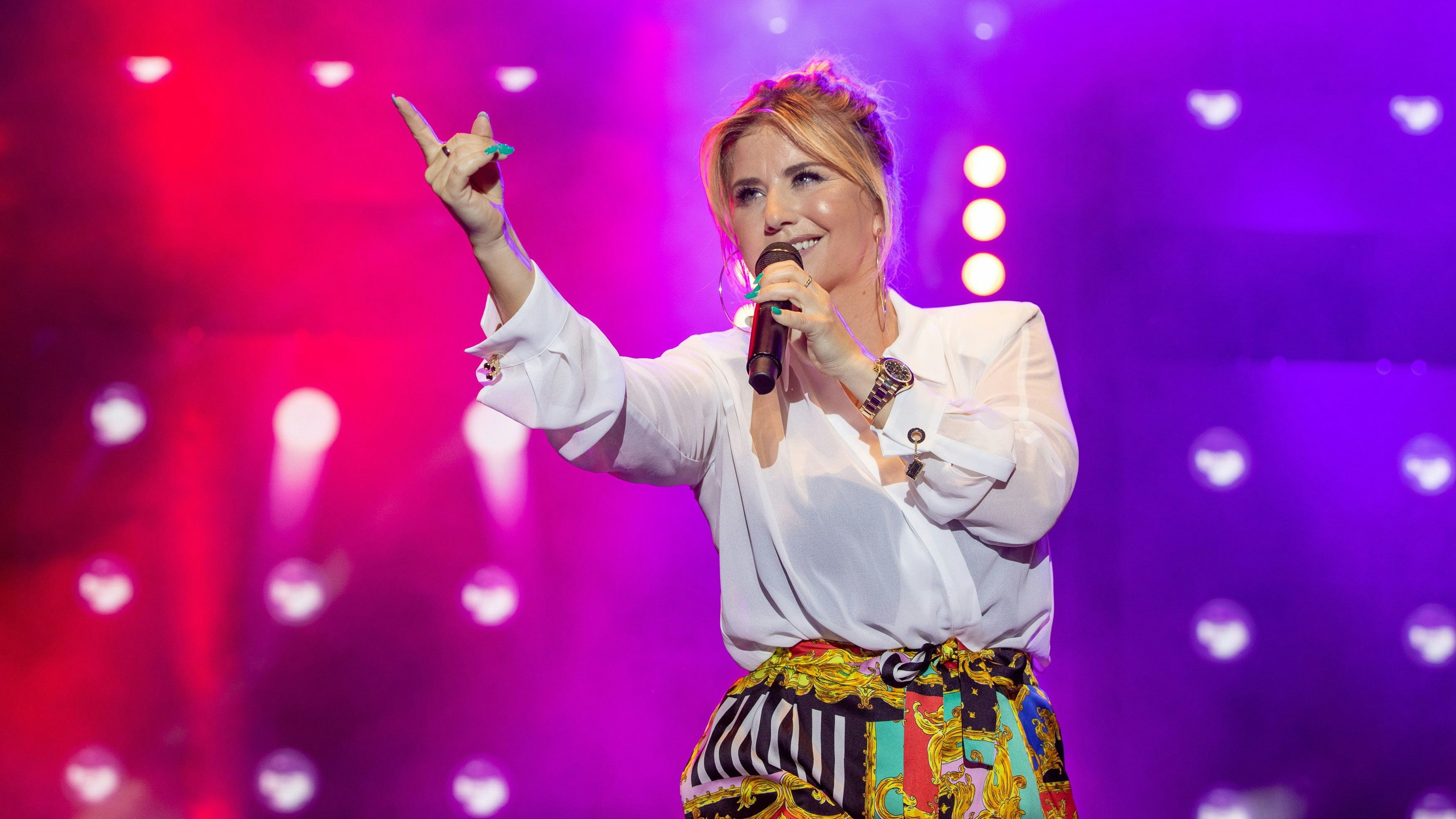 Download von www.picturedesk.com am 01.09.2022 (10:17).  19.06.2022, Technik Museum, Speyer, GER, SWR Sommerfestivals 2022, im Bild Schlagersängerin Beatrice Egli // during a concert on the occasion of SWR Summerfestival 2022 at the Technik Museum in Speyer, Germany on 2022/06/19. EXPA Pictures © 2022, PhotoCredit: EXPA/ Eibner-Pressefoto/ Wingender *****ATTENTION - OUT of GER***** - 20220626_PD1241 - Rechteinfo: Rights Managed (RM)