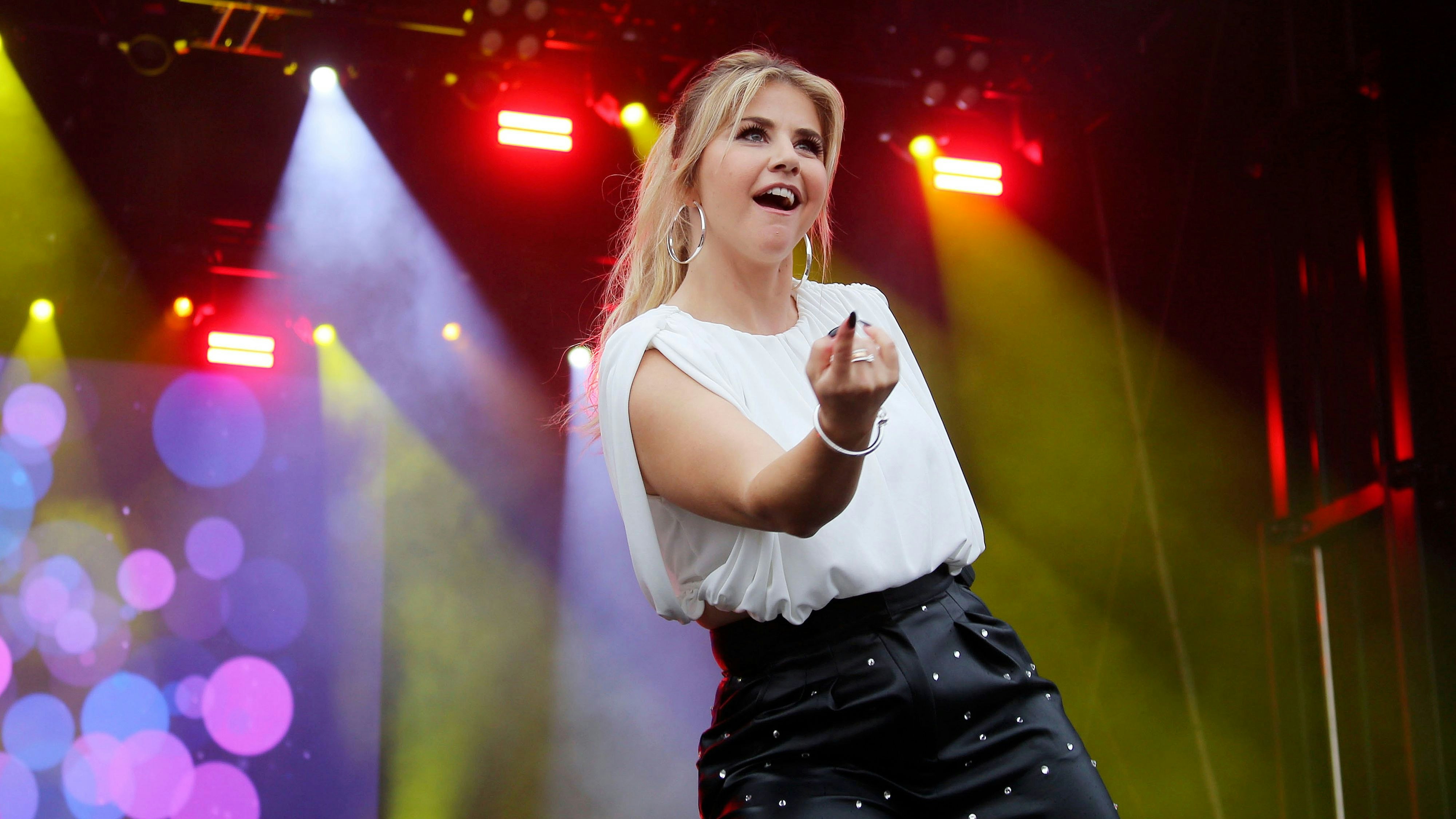 Download von www.picturedesk.com am 01.09.2022 (16:19).  ACT action_39539704 -- Beatrice Egli bei der Schlagerinsel Sommertour 2022 im Freizeitpark Horner Rennbahn. Hamburg, 31.07.2022 / 310722 - 20220731_PD17257 - Rechteinfo: Rights Managed (RM)