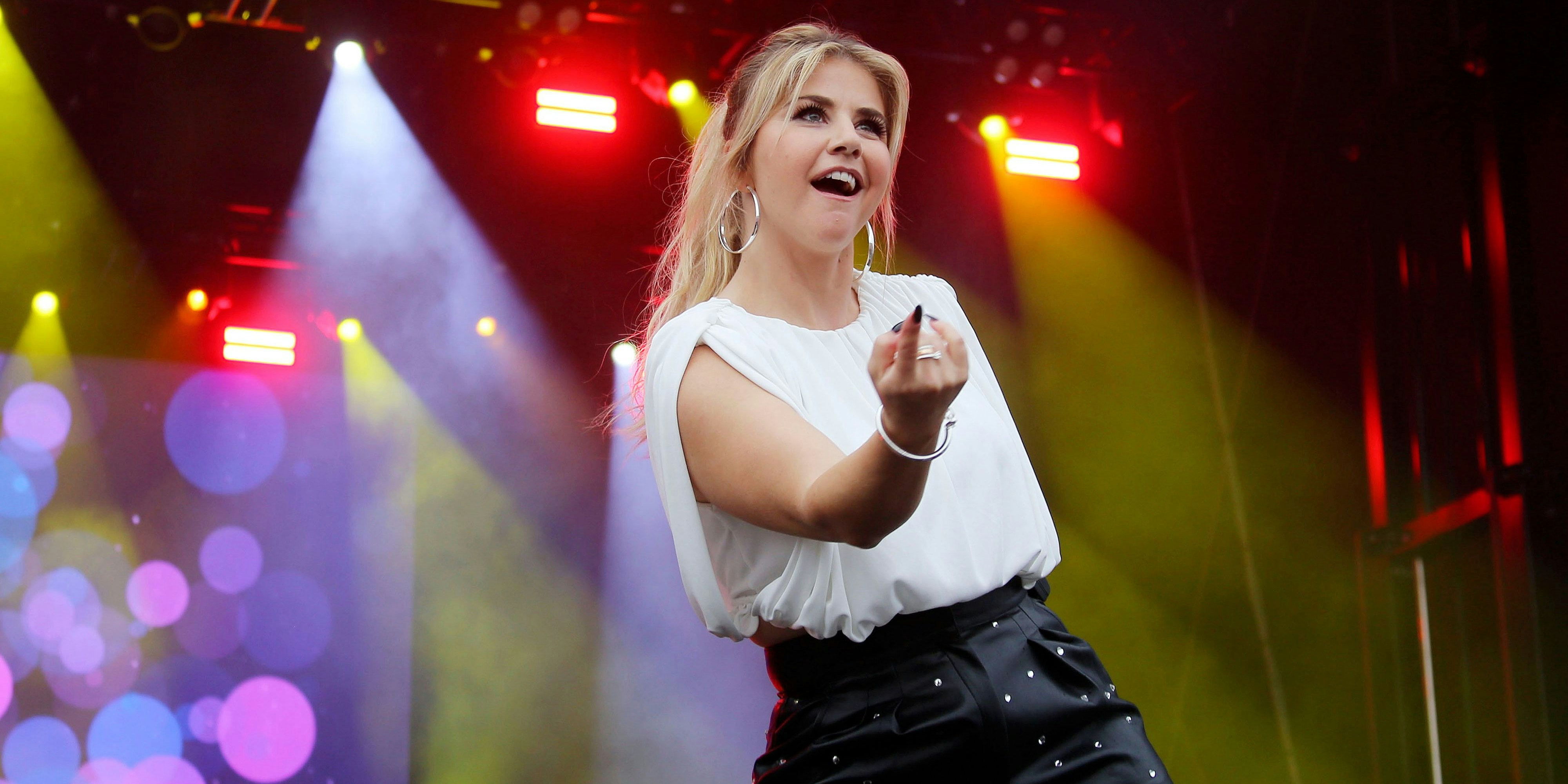 Download von www.picturedesk.com am 01.09.2022 (16:19).  ACT action_39539704 -- Beatrice Egli bei der Schlagerinsel Sommertour 2022 im Freizeitpark Horner Rennbahn. Hamburg, 31.07.2022 / 310722 - 20220731_PD17257 - Rechteinfo: Rights Managed (RM)