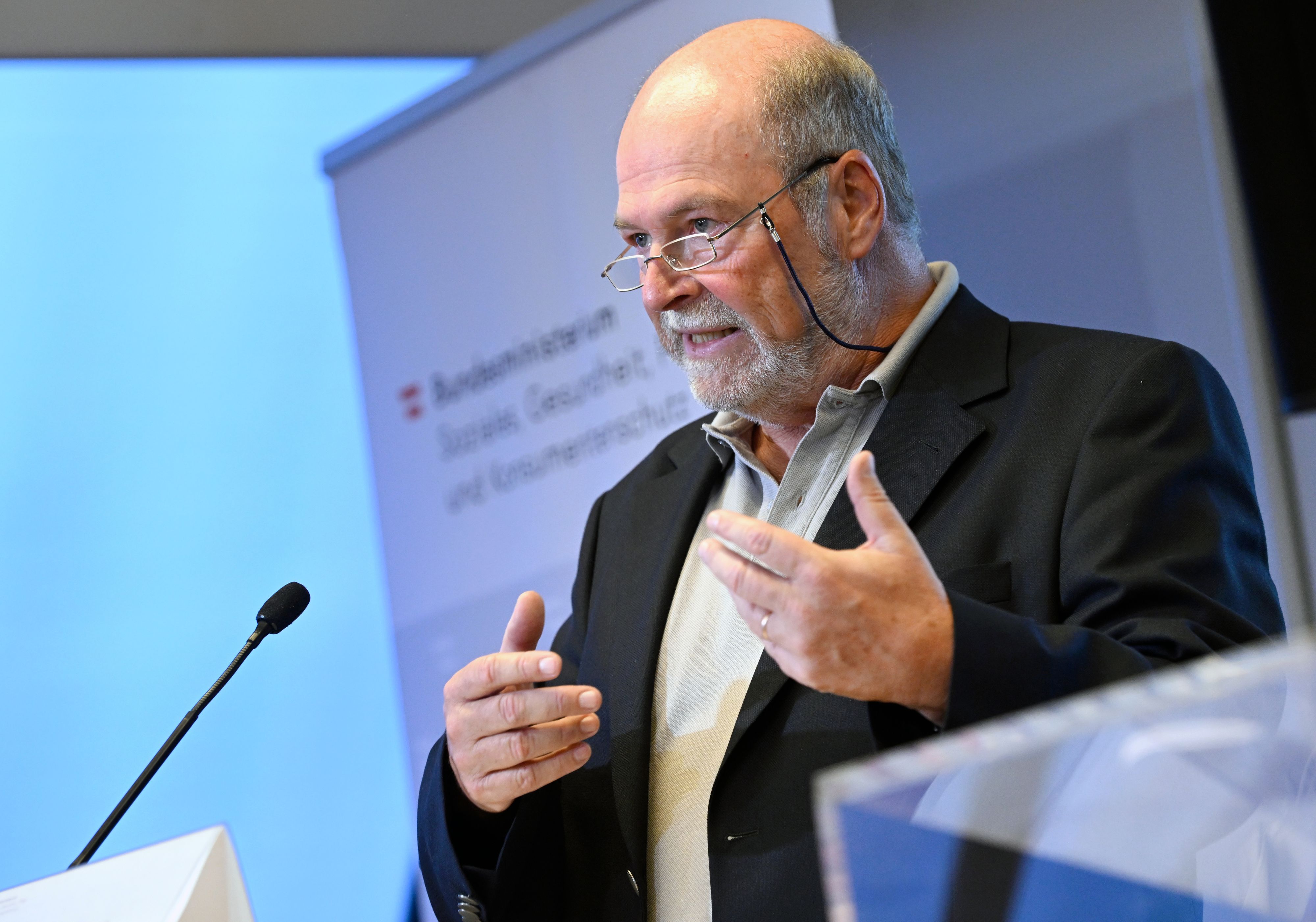 Impf-Experte Herwig Kollaritsch sagt, man solle keinesfalls auf die neuen Vakzine warten.