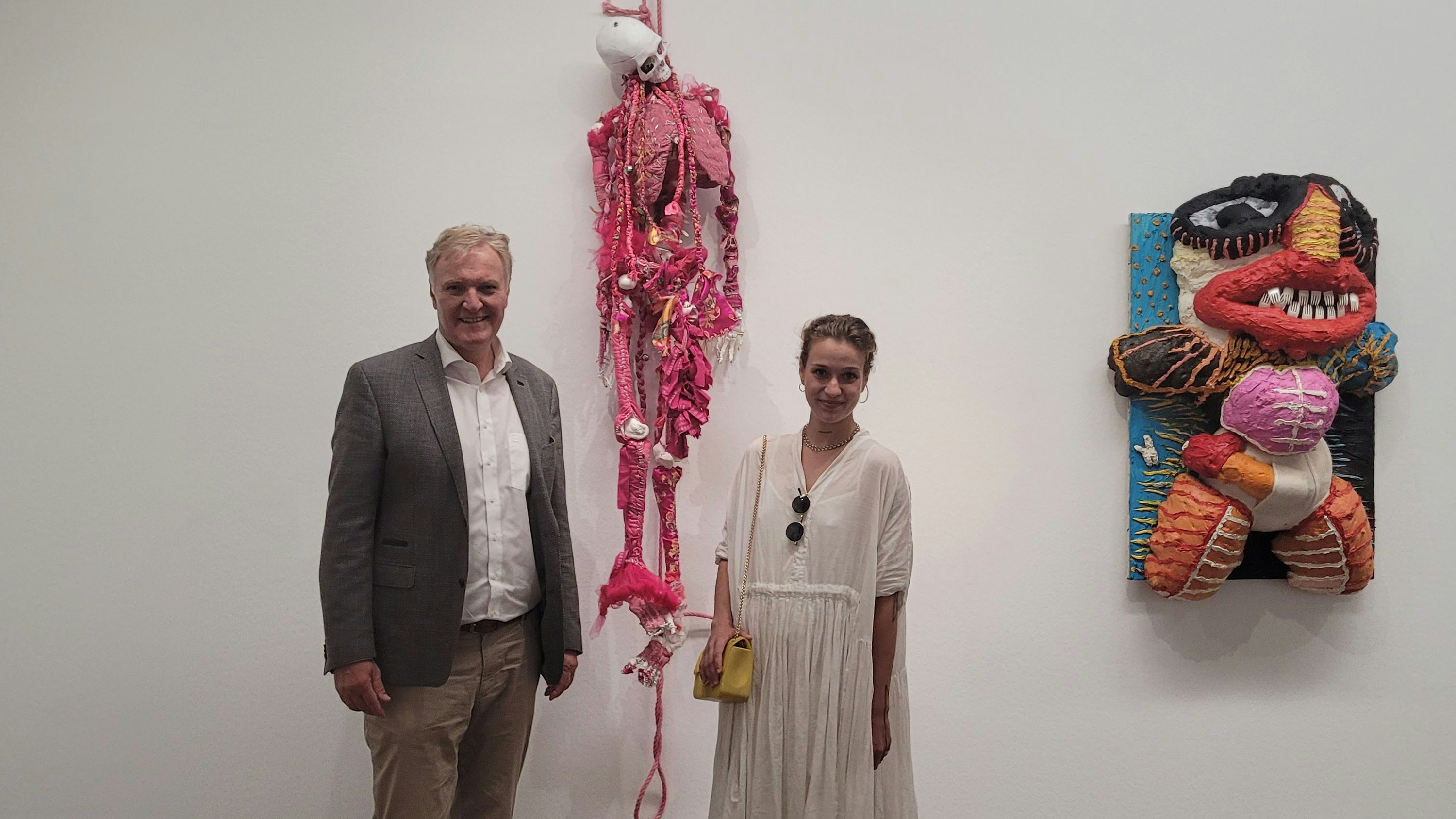 Klaus Albrecht Schröder und die Künstlerin mit "Hangman".