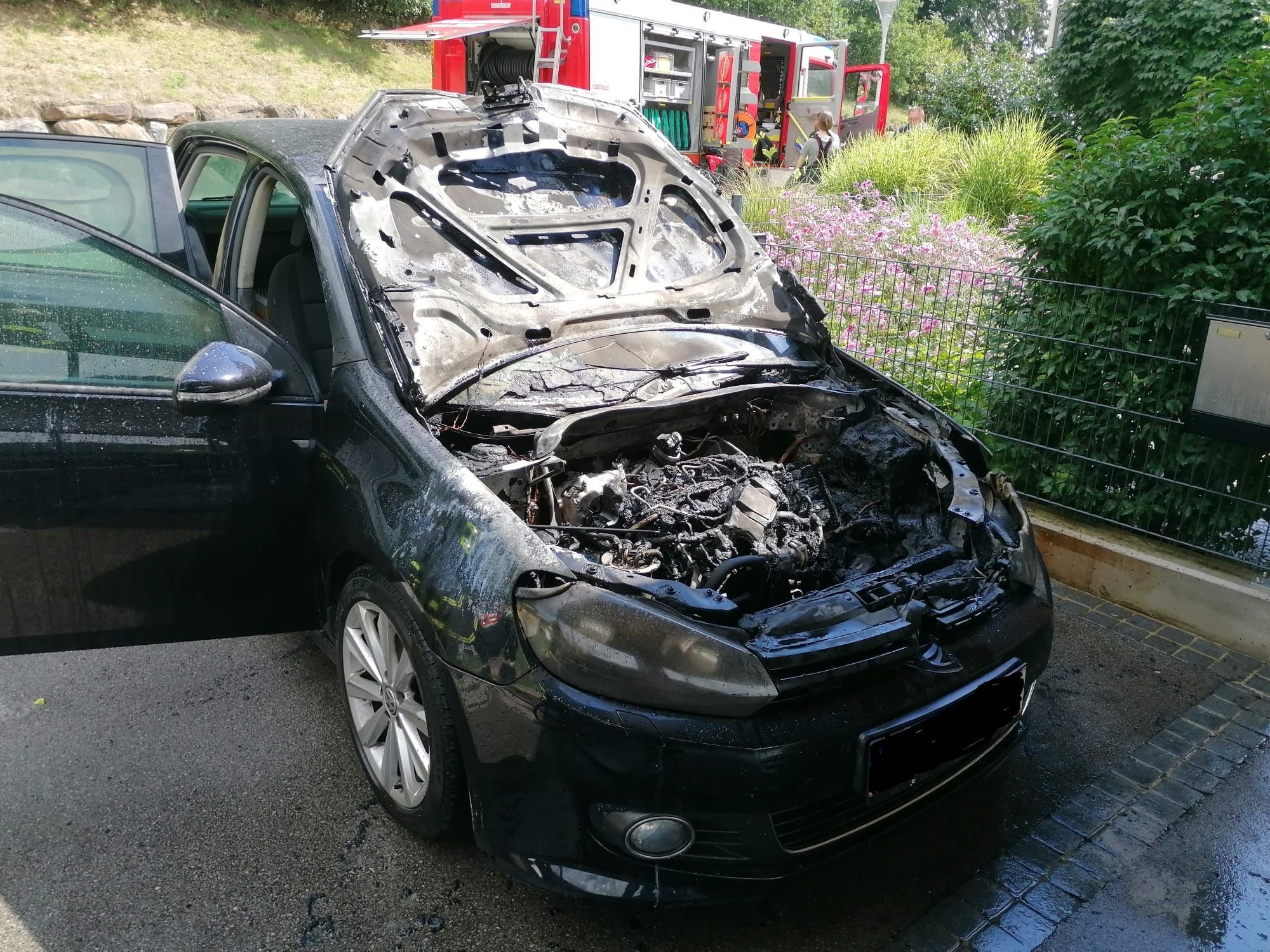 Das Auto brannte völlig aus.