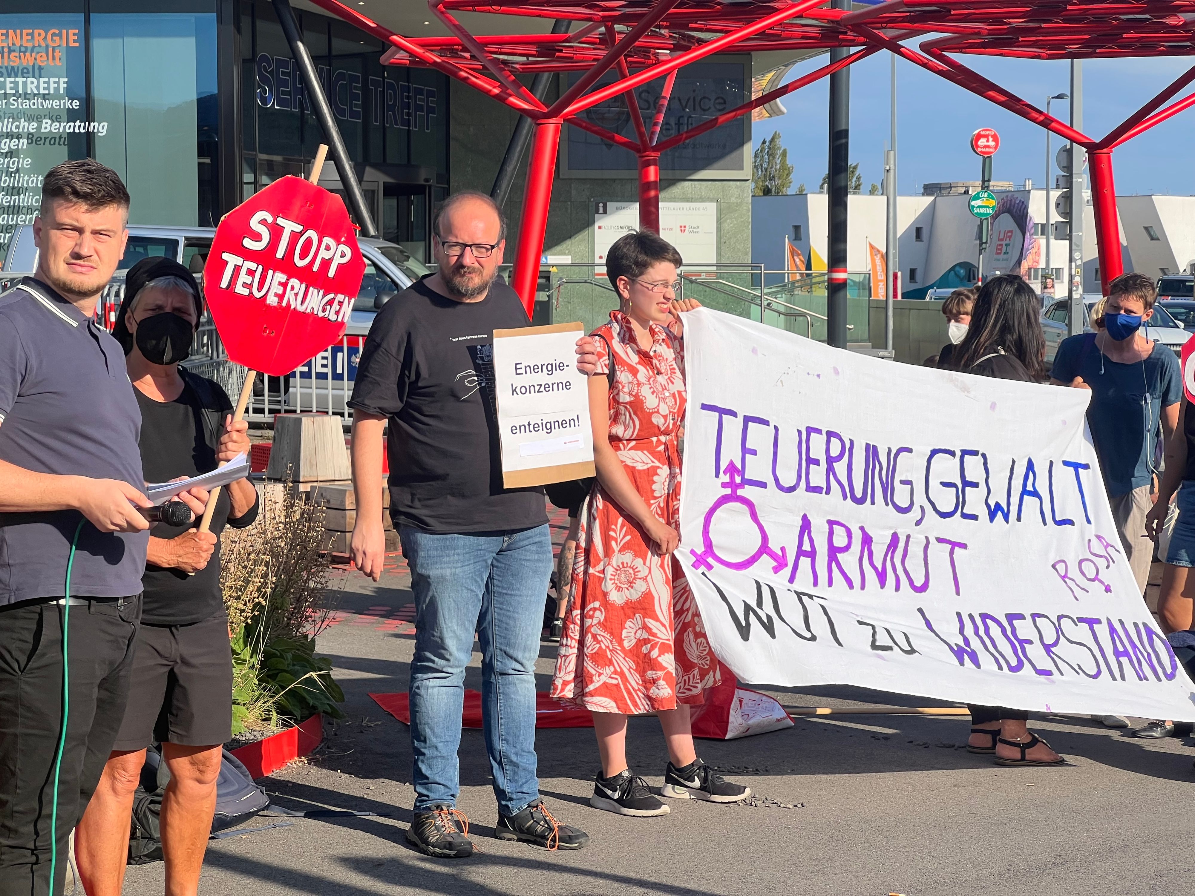 "Preise müssen runter" – am 1. September kam es zu einer Demonstration vor der Wien Energie Anlage in Spittelau.