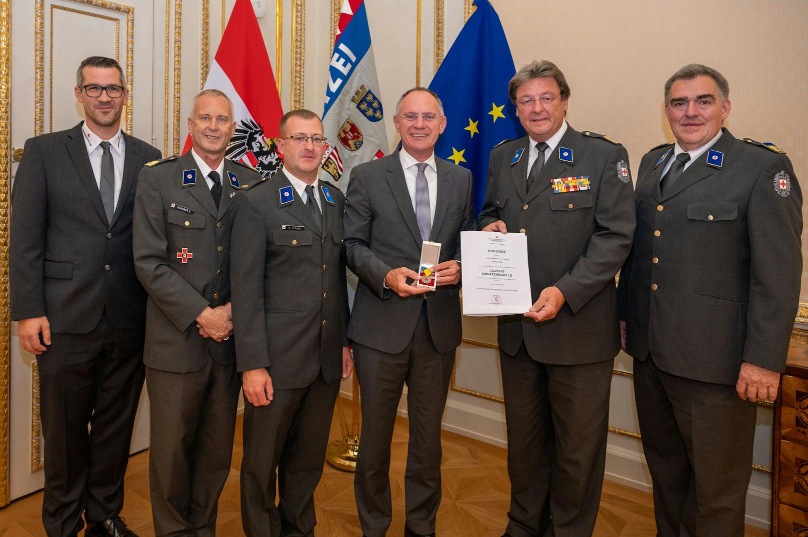 Gerhard Karner erhielt Covid-Medaille von Rot-Kreuz NÖ-Chef Josef Schmoll (2. v. re.)