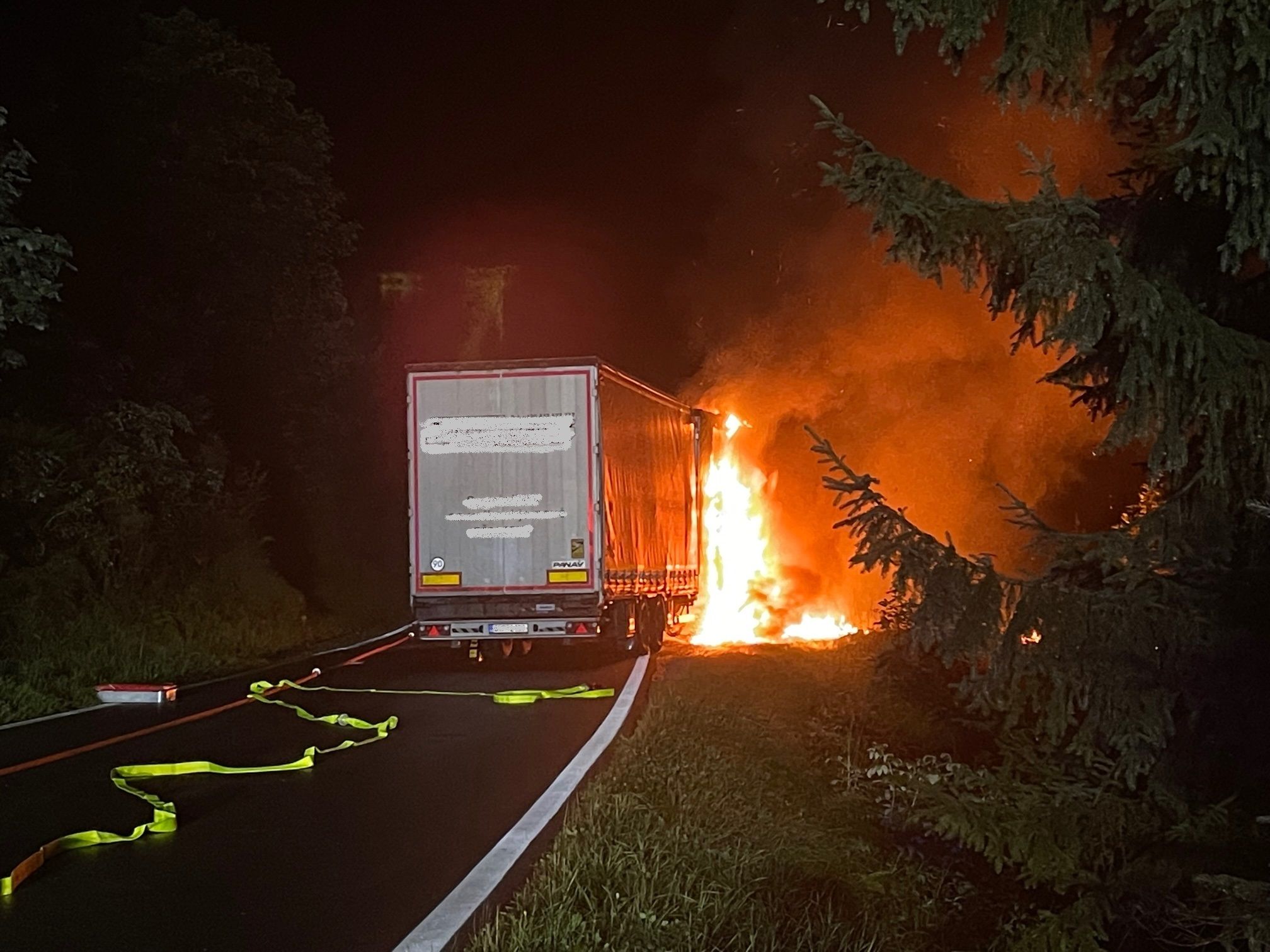 Der Lkw ging in Flammen auf...