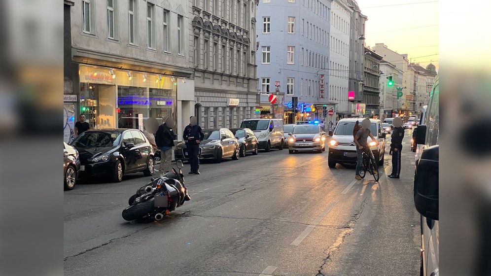 Obwohl der Motorradfahrer Abschürfungen am Körper hatte, wollte er nicht behandelt werden. 
