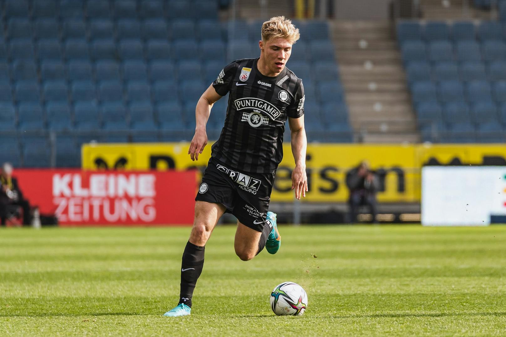 <strong>Fix: Rasmus Höjlund zu Atalanta Bergamo.</strong> Der junge Däner verlässt die Blackies nach einem halben Jahr, wechselt für 17 (!) Millionen Euro in die italienische Serie-A.