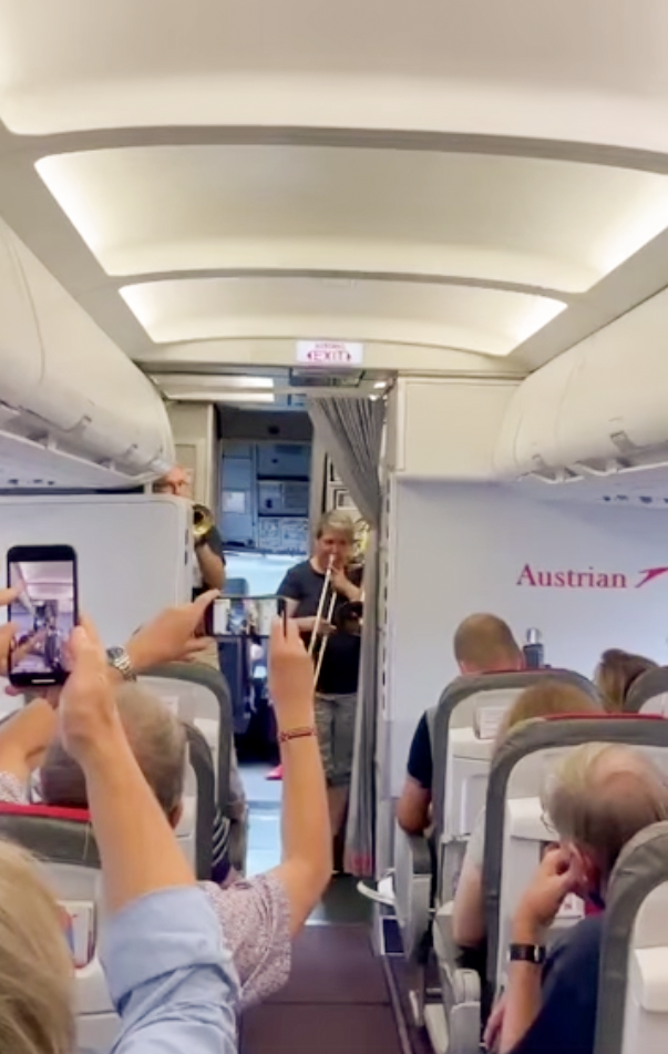 Mödlinger Musiker spielten im Flieger auf.