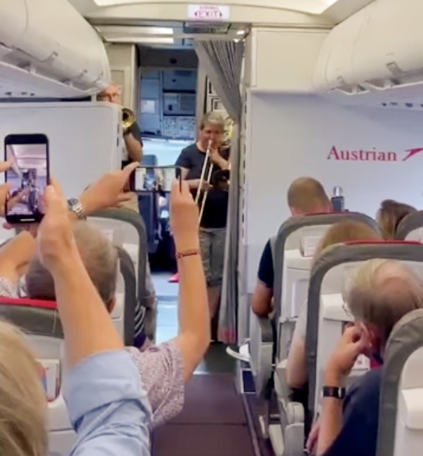 Mödlinger Musiker spielten im Flieger auf.