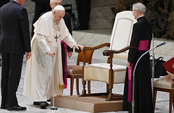 Papst Franziskus trifft bei seiner Generalaudienz im Paul-VI.-Saal im Vatikan ein.