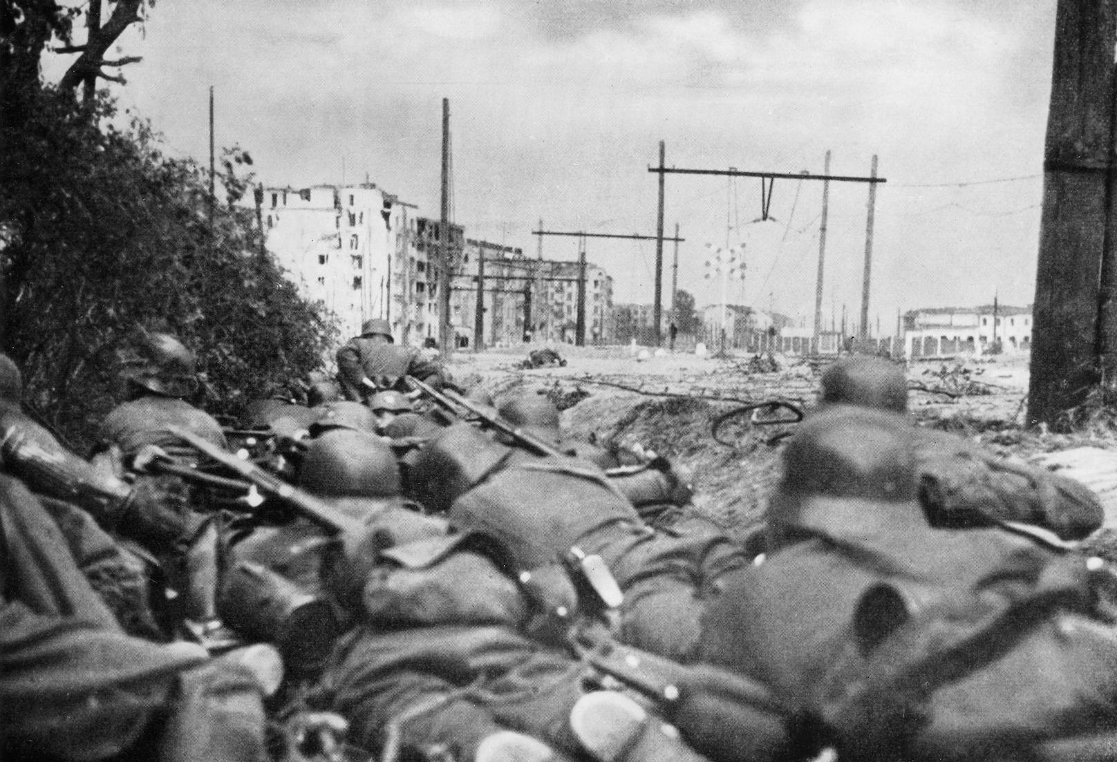 Soldaten der Wehrmacht zu Beginn des Angriffs auf Warschau im September 1939.