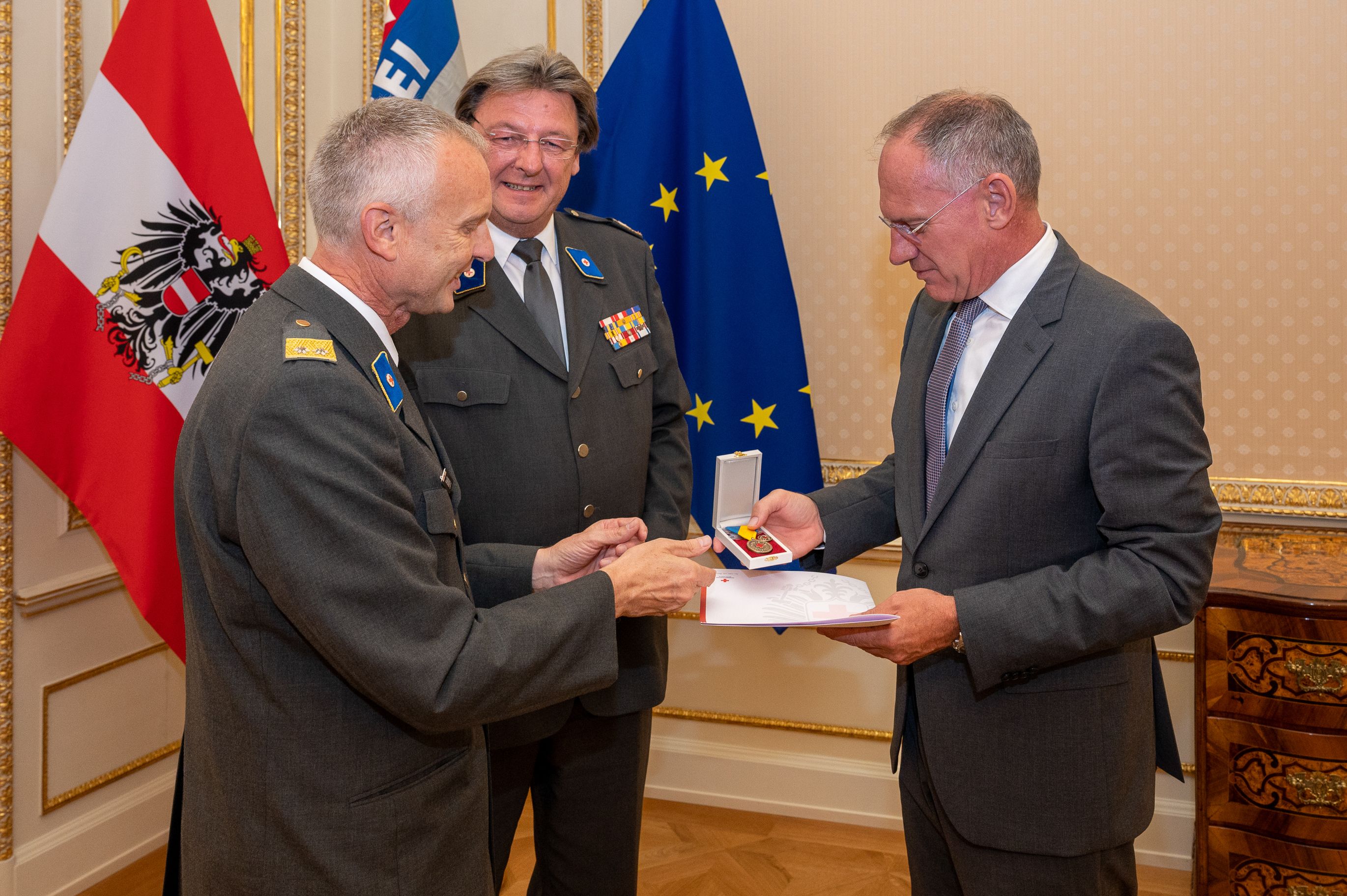 Innenminister Karner Erhielt Jetzt Corona-Medaille | Heute.at