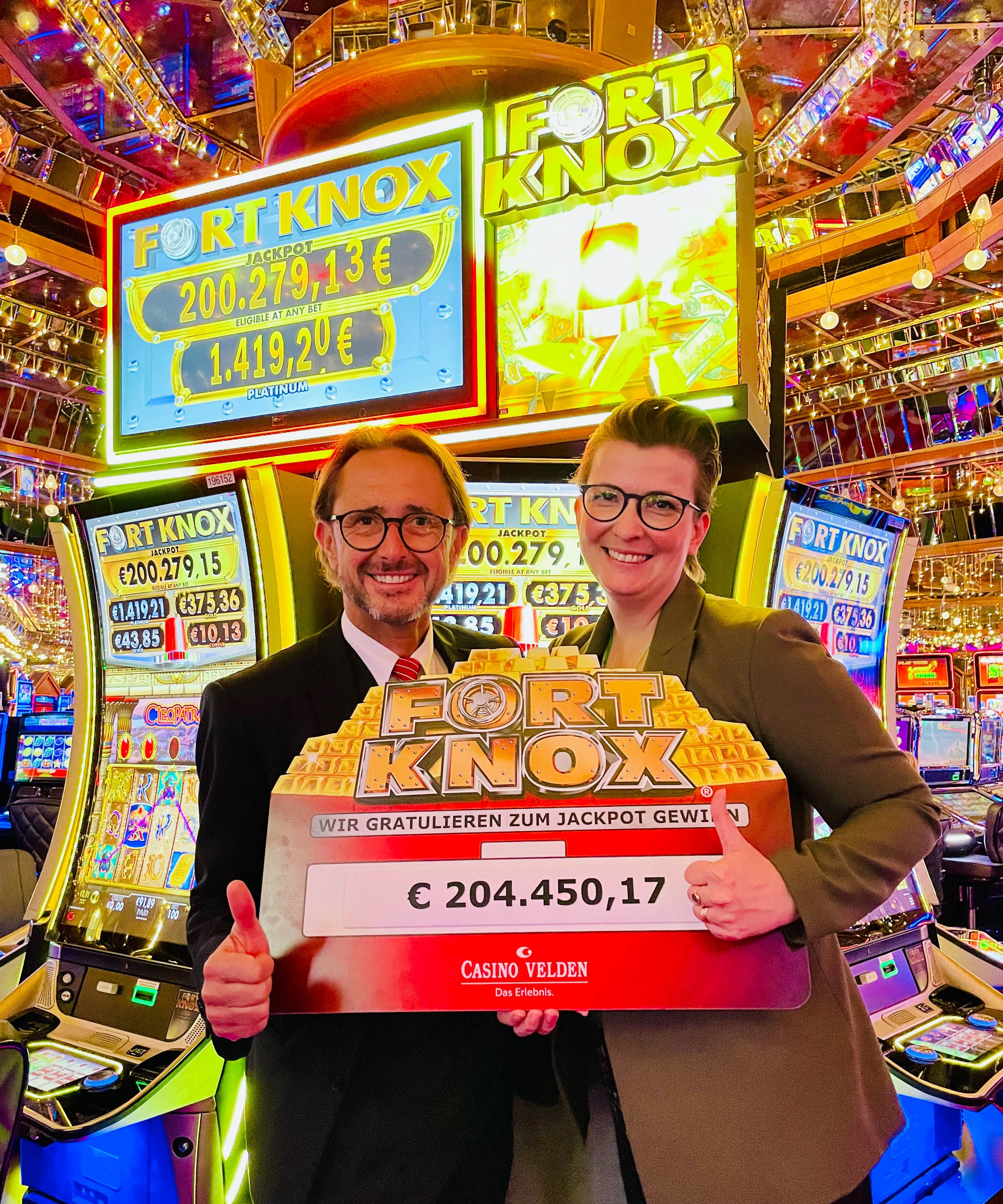 Casino Velden Floormanager Peter Kühberger und Casino Direktorin Marion Roseneder freuen sich mit dem Gewinner.
