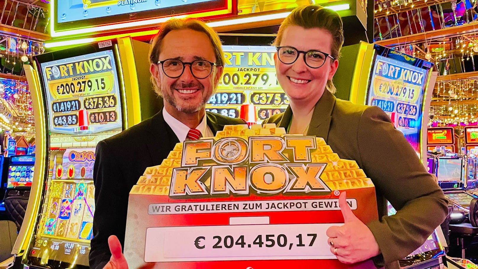 Casino Velden Floormanager Peter Kühberger und Casino Direktorin Marion Roseneder freuen sich mit dem Gewinner.